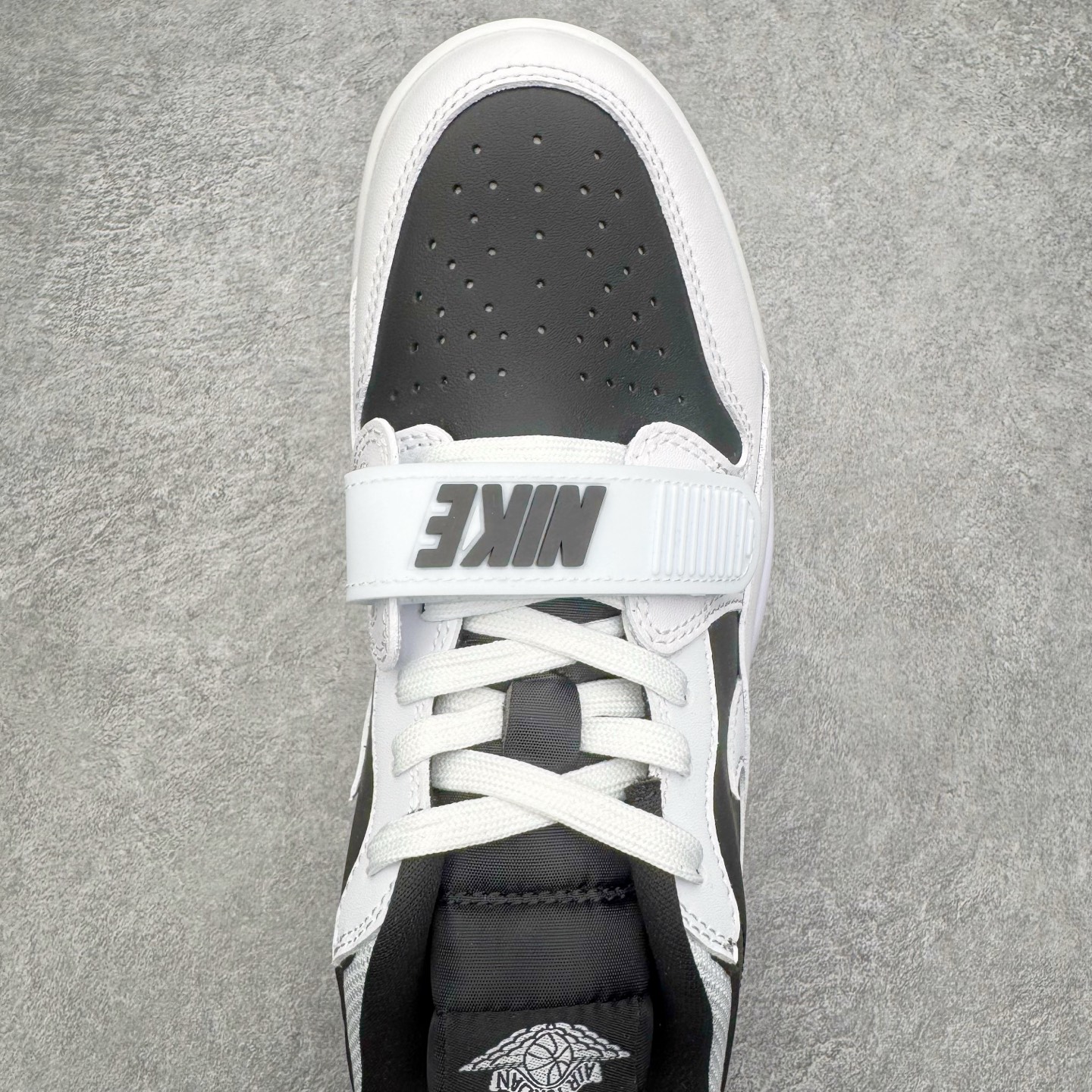 图片[4]-＃KZ神版 Air Jordan Legacy AJ312 复古篮球鞋 CD7069-111 市场最强独一档产物 全套原纸板楦头开发 原厂大底磨具加持立体防滑纹理 原档数据后跟TPU子母扣魔术贴 原装可视Air Sole气垫 原汁原味最完美的312代版型 唯一正确鞋头趴度弧度高度鞋身腰线 进口港宝加持 后跟自然饱满 全鞋荧光划线卡点 追求极致完美 每一双都是工艺品 多重QC质检 超越公司货的品控标准 实实在在的免检产品 鞋身采用了皮革材质打造 横跨鞋面的魔术贴十分吸睛 侧面的Swoosh Logo的一部分被鞋面遮挡了一部分 颇具玩味 魔术贴上标有NK标识 而鞋舌上是Jordan的经典红色飞翼Logo 后跟和鞋底均采用了AJ3的设计 后跟上同样也使用了经典的爆裂纹图案 尺码：36 36.5 37.5 38 38.5 39 40 40.5 41 42 42.5 43 44 44.5 45 46 47.5-选品中心