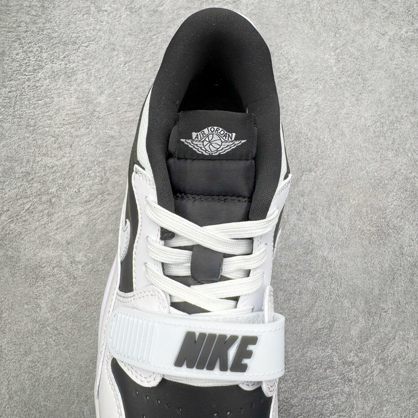 图片[5]-＃KZ神版 Air Jordan Legacy AJ312 复古篮球鞋 CD7069-111 市场最强独一档产物 全套原纸板楦头开发 原厂大底磨具加持立体防滑纹理 原档数据后跟TPU子母扣魔术贴 原装可视Air Sole气垫 原汁原味最完美的312代版型 唯一正确鞋头趴度弧度高度鞋身腰线 进口港宝加持 后跟自然饱满 全鞋荧光划线卡点 追求极致完美 每一双都是工艺品 多重QC质检 超越公司货的品控标准 实实在在的免检产品 鞋身采用了皮革材质打造 横跨鞋面的魔术贴十分吸睛 侧面的Swoosh Logo的一部分被鞋面遮挡了一部分 颇具玩味 魔术贴上标有NK标识 而鞋舌上是Jordan的经典红色飞翼Logo 后跟和鞋底均采用了AJ3的设计 后跟上同样也使用了经典的爆裂纹图案 尺码：36 36.5 37.5 38 38.5 39 40 40.5 41 42 42.5 43 44 44.5 45 46 47.5-选品中心