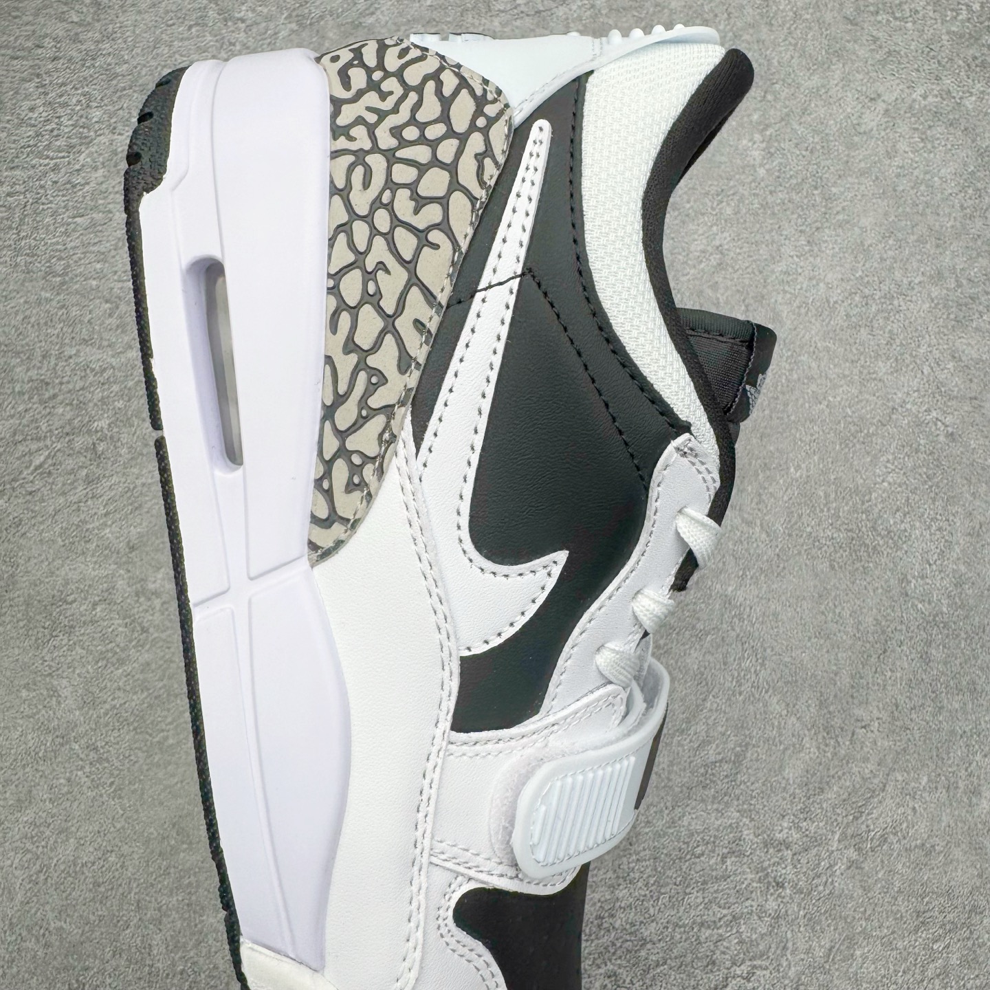 图片[6]-＃KZ神版 Air Jordan Legacy AJ312 复古篮球鞋 CD7069-111 市场最强独一档产物 全套原纸板楦头开发 原厂大底磨具加持立体防滑纹理 原档数据后跟TPU子母扣魔术贴 原装可视Air Sole气垫 原汁原味最完美的312代版型 唯一正确鞋头趴度弧度高度鞋身腰线 进口港宝加持 后跟自然饱满 全鞋荧光划线卡点 追求极致完美 每一双都是工艺品 多重QC质检 超越公司货的品控标准 实实在在的免检产品 鞋身采用了皮革材质打造 横跨鞋面的魔术贴十分吸睛 侧面的Swoosh Logo的一部分被鞋面遮挡了一部分 颇具玩味 魔术贴上标有NK标识 而鞋舌上是Jordan的经典红色飞翼Logo 后跟和鞋底均采用了AJ3的设计 后跟上同样也使用了经典的爆裂纹图案 尺码：36 36.5 37.5 38 38.5 39 40 40.5 41 42 42.5 43 44 44.5 45 46 47.5-选品中心