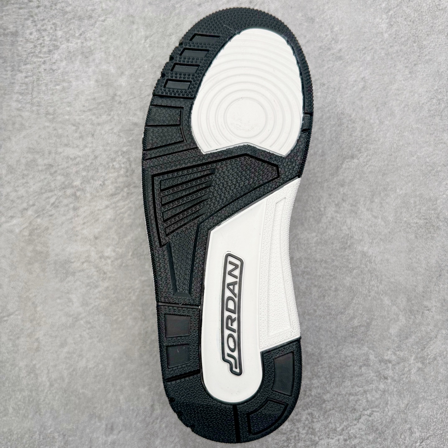 图片[9]-＃KZ神版 Air Jordan Legacy AJ312 复古篮球鞋 CD7069-111 市场最强独一档产物 全套原纸板楦头开发 原厂大底磨具加持立体防滑纹理 原档数据后跟TPU子母扣魔术贴 原装可视Air Sole气垫 原汁原味最完美的312代版型 唯一正确鞋头趴度弧度高度鞋身腰线 进口港宝加持 后跟自然饱满 全鞋荧光划线卡点 追求极致完美 每一双都是工艺品 多重QC质检 超越公司货的品控标准 实实在在的免检产品 鞋身采用了皮革材质打造 横跨鞋面的魔术贴十分吸睛 侧面的Swoosh Logo的一部分被鞋面遮挡了一部分 颇具玩味 魔术贴上标有NK标识 而鞋舌上是Jordan的经典红色飞翼Logo 后跟和鞋底均采用了AJ3的设计 后跟上同样也使用了经典的爆裂纹图案 尺码：36 36.5 37.5 38 38.5 39 40 40.5 41 42 42.5 43 44 44.5 45 46 47.5-选品中心