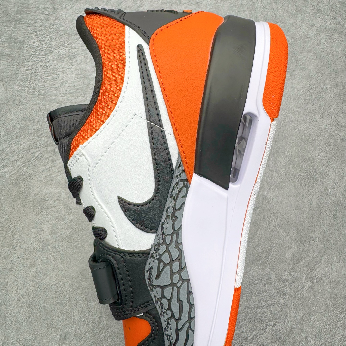 图片[7]-＃KZ神版 Air Jordan Legacy AJ312 复古篮球鞋 CD7069-118 市场最强独一档产物 全套原纸板楦头开发 原厂大底磨具加持立体防滑纹理 原档数据后跟TPU子母扣魔术贴 原装可视Air Sole气垫 原汁原味最完美的312代版型 唯一正确鞋头趴度弧度高度鞋身腰线 进口港宝加持 后跟自然饱满 全鞋荧光划线卡点 追求极致完美 每一双都是工艺品 多重QC质检 超越公司货的品控标准 实实在在的免检产品 鞋身采用了皮革材质打造 横跨鞋面的魔术贴十分吸睛 侧面的Swoosh Logo的一部分被鞋面遮挡了一部分 颇具玩味 魔术贴上标有NK标识 而鞋舌上是Jordan的经典红色飞翼Logo 后跟和鞋底均采用了AJ3的设计 后跟上同样也使用了经典的爆裂纹图案 尺码：36 36.5 37.5 38 38.5 39 40 40.5 41 42 42.5 43 44 44.5 45 46 47.5-选品中心