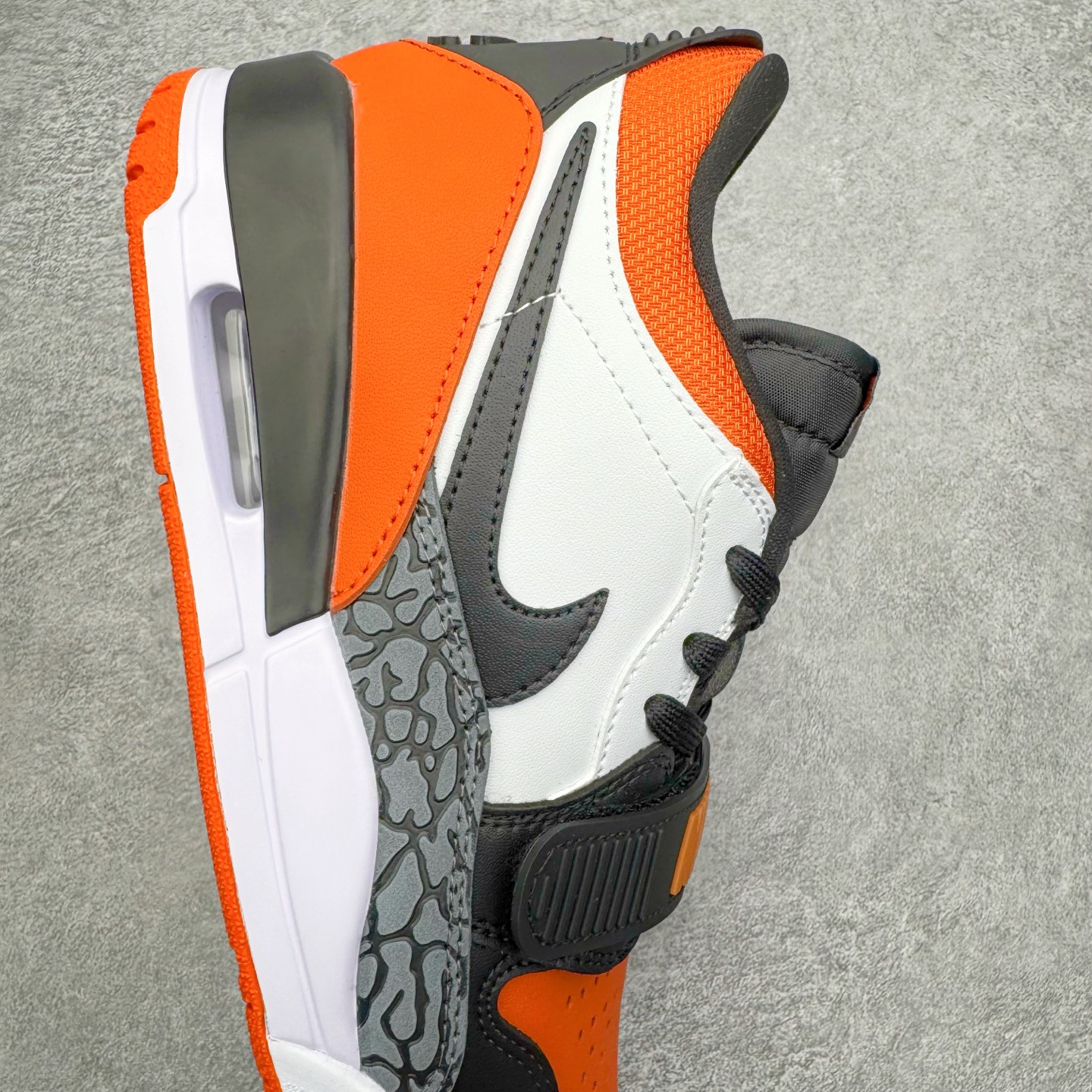 图片[6]-＃KZ神版 Air Jordan Legacy AJ312 复古篮球鞋 CD7069-118 市场最强独一档产物 全套原纸板楦头开发 原厂大底磨具加持立体防滑纹理 原档数据后跟TPU子母扣魔术贴 原装可视Air Sole气垫 原汁原味最完美的312代版型 唯一正确鞋头趴度弧度高度鞋身腰线 进口港宝加持 后跟自然饱满 全鞋荧光划线卡点 追求极致完美 每一双都是工艺品 多重QC质检 超越公司货的品控标准 实实在在的免检产品 鞋身采用了皮革材质打造 横跨鞋面的魔术贴十分吸睛 侧面的Swoosh Logo的一部分被鞋面遮挡了一部分 颇具玩味 魔术贴上标有NK标识 而鞋舌上是Jordan的经典红色飞翼Logo 后跟和鞋底均采用了AJ3的设计 后跟上同样也使用了经典的爆裂纹图案 尺码：36 36.5 37.5 38 38.5 39 40 40.5 41 42 42.5 43 44 44.5 45 46 47.5-选品中心