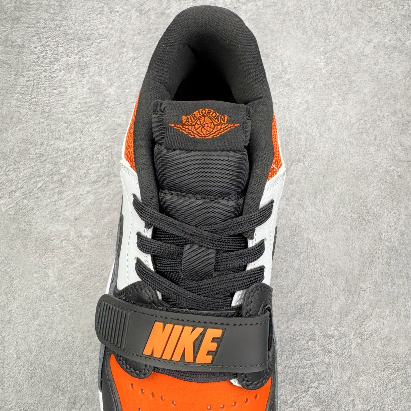 图片[5]-＃KZ神版 Air Jordan Legacy AJ312 复古篮球鞋 CD7069-118 市场最强独一档产物 全套原纸板楦头开发 原厂大底磨具加持立体防滑纹理 原档数据后跟TPU子母扣魔术贴 原装可视Air Sole气垫 原汁原味最完美的312代版型 唯一正确鞋头趴度弧度高度鞋身腰线 进口港宝加持 后跟自然饱满 全鞋荧光划线卡点 追求极致完美 每一双都是工艺品 多重QC质检 超越公司货的品控标准 实实在在的免检产品 鞋身采用了皮革材质打造 横跨鞋面的魔术贴十分吸睛 侧面的Swoosh Logo的一部分被鞋面遮挡了一部分 颇具玩味 魔术贴上标有NK标识 而鞋舌上是Jordan的经典红色飞翼Logo 后跟和鞋底均采用了AJ3的设计 后跟上同样也使用了经典的爆裂纹图案 尺码：36 36.5 37.5 38 38.5 39 40 40.5 41 42 42.5 43 44 44.5 45 46 47.5-选品中心