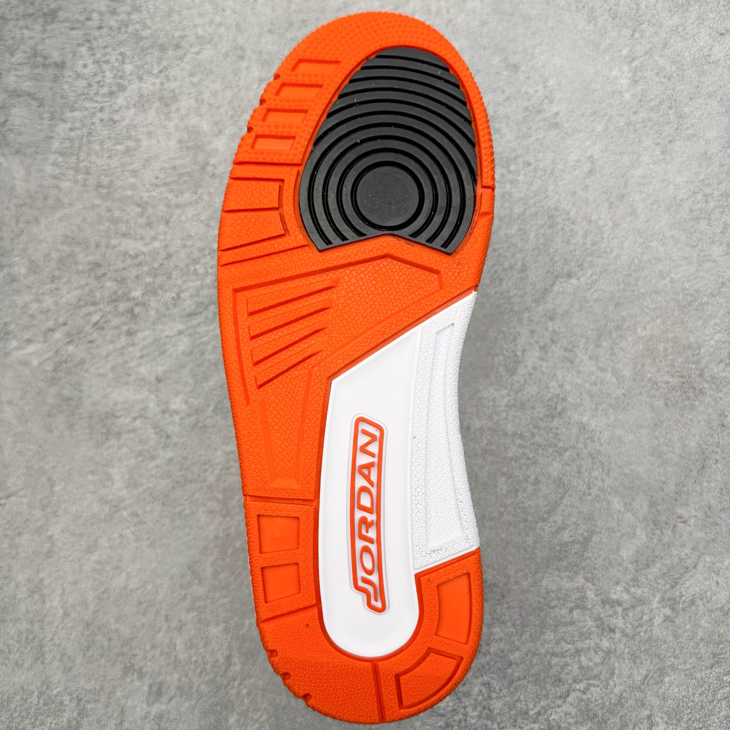 图片[9]-＃KZ神版 Air Jordan Legacy AJ312 复古篮球鞋 CD7069-118 市场最强独一档产物 全套原纸板楦头开发 原厂大底磨具加持立体防滑纹理 原档数据后跟TPU子母扣魔术贴 原装可视Air Sole气垫 原汁原味最完美的312代版型 唯一正确鞋头趴度弧度高度鞋身腰线 进口港宝加持 后跟自然饱满 全鞋荧光划线卡点 追求极致完美 每一双都是工艺品 多重QC质检 超越公司货的品控标准 实实在在的免检产品 鞋身采用了皮革材质打造 横跨鞋面的魔术贴十分吸睛 侧面的Swoosh Logo的一部分被鞋面遮挡了一部分 颇具玩味 魔术贴上标有NK标识 而鞋舌上是Jordan的经典红色飞翼Logo 后跟和鞋底均采用了AJ3的设计 后跟上同样也使用了经典的爆裂纹图案 尺码：36 36.5 37.5 38 38.5 39 40 40.5 41 42 42.5 43 44 44.5 45 46 47.5-选品中心