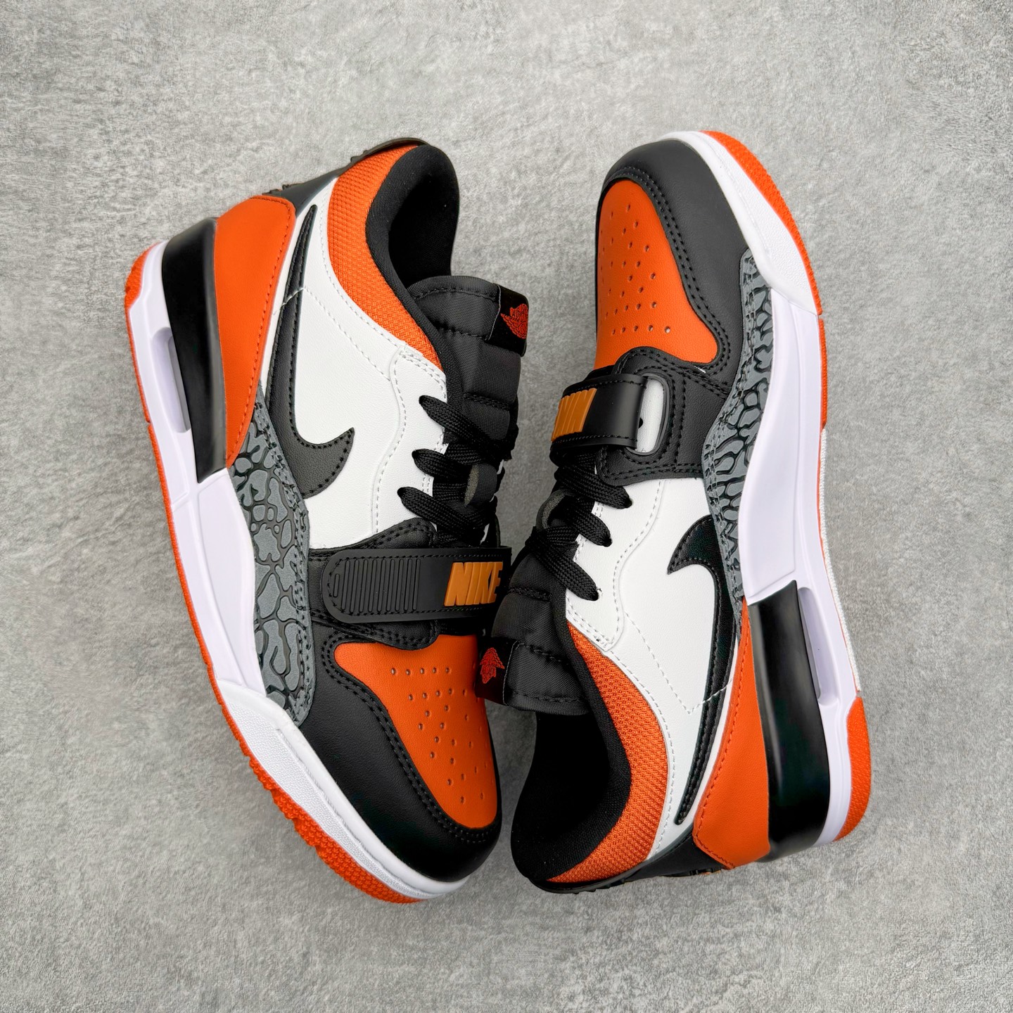 图片[3]-＃KZ神版 Air Jordan Legacy AJ312 复古篮球鞋 CD7069-118 市场最强独一档产物 全套原纸板楦头开发 原厂大底磨具加持立体防滑纹理 原档数据后跟TPU子母扣魔术贴 原装可视Air Sole气垫 原汁原味最完美的312代版型 唯一正确鞋头趴度弧度高度鞋身腰线 进口港宝加持 后跟自然饱满 全鞋荧光划线卡点 追求极致完美 每一双都是工艺品 多重QC质检 超越公司货的品控标准 实实在在的免检产品 鞋身采用了皮革材质打造 横跨鞋面的魔术贴十分吸睛 侧面的Swoosh Logo的一部分被鞋面遮挡了一部分 颇具玩味 魔术贴上标有NK标识 而鞋舌上是Jordan的经典红色飞翼Logo 后跟和鞋底均采用了AJ3的设计 后跟上同样也使用了经典的爆裂纹图案 尺码：36 36.5 37.5 38 38.5 39 40 40.5 41 42 42.5 43 44 44.5 45 46 47.5-选品中心