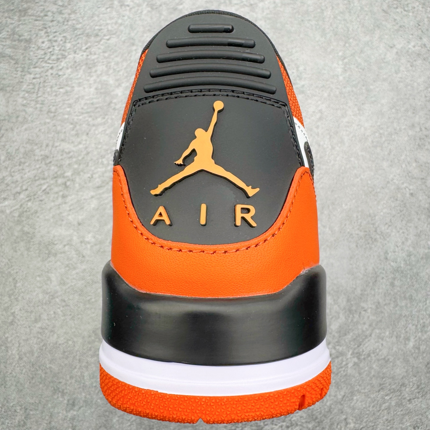 图片[8]-＃KZ神版 Air Jordan Legacy AJ312 复古篮球鞋 CD7069-118 市场最强独一档产物 全套原纸板楦头开发 原厂大底磨具加持立体防滑纹理 原档数据后跟TPU子母扣魔术贴 原装可视Air Sole气垫 原汁原味最完美的312代版型 唯一正确鞋头趴度弧度高度鞋身腰线 进口港宝加持 后跟自然饱满 全鞋荧光划线卡点 追求极致完美 每一双都是工艺品 多重QC质检 超越公司货的品控标准 实实在在的免检产品 鞋身采用了皮革材质打造 横跨鞋面的魔术贴十分吸睛 侧面的Swoosh Logo的一部分被鞋面遮挡了一部分 颇具玩味 魔术贴上标有NK标识 而鞋舌上是Jordan的经典红色飞翼Logo 后跟和鞋底均采用了AJ3的设计 后跟上同样也使用了经典的爆裂纹图案 尺码：36 36.5 37.5 38 38.5 39 40 40.5 41 42 42.5 43 44 44.5 45 46 47.5-选品中心