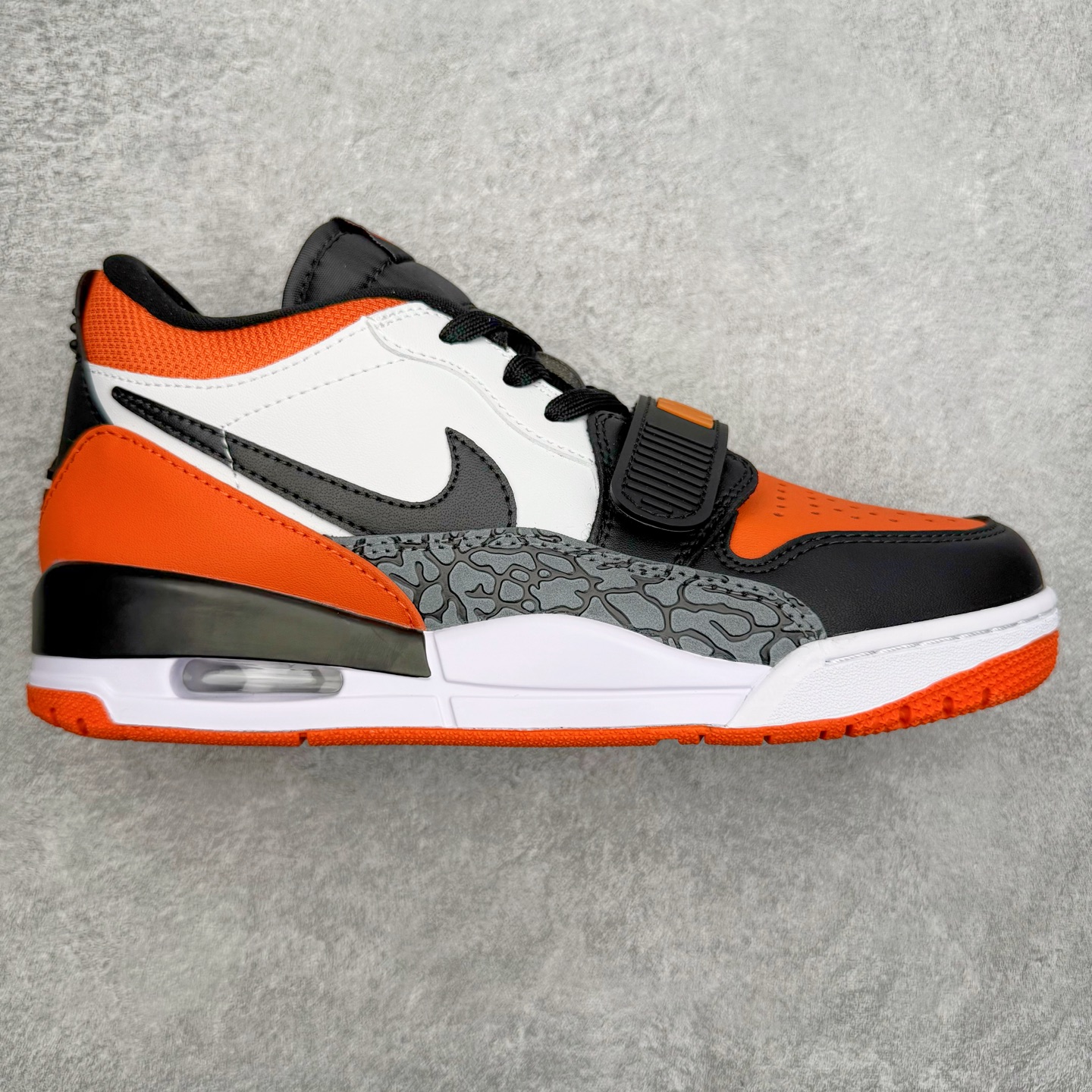 图片[3]-＃KZ神版 Air Jordan Legacy AJ312 复古篮球鞋 市场最强独一档产物 全套原纸板楦头开发 原厂大底磨具加持立体防滑纹理 原档数据后跟TPU子母扣魔术贴 原装可视Air Sole气垫 原汁原味最完美的312代版型 唯一正确鞋头趴度弧度高度鞋身腰线 进口港宝加持 后跟自然饱满 全鞋荧光划线卡点 追求极致完美 每一双都是工艺品 多重QC质检 超越公司货的品控标准 实实在在的免检产品 鞋身采用了皮革材质打造 横跨鞋面的魔术贴十分吸睛 侧面的Swoosh Logo的一部分被鞋面遮挡了一部分 颇具玩味 魔术贴上标有NK标识 而鞋舌上是Jordan的经典红色飞翼Logo 后跟和鞋底均采用了AJ3的设计 后跟上同样也使用了经典的爆裂纹图案 尺码：36 36.5 37.5 38 38.5 39 40 40.5 41 42 42.5 43 44 44.5 45 46 47.5-选品中心