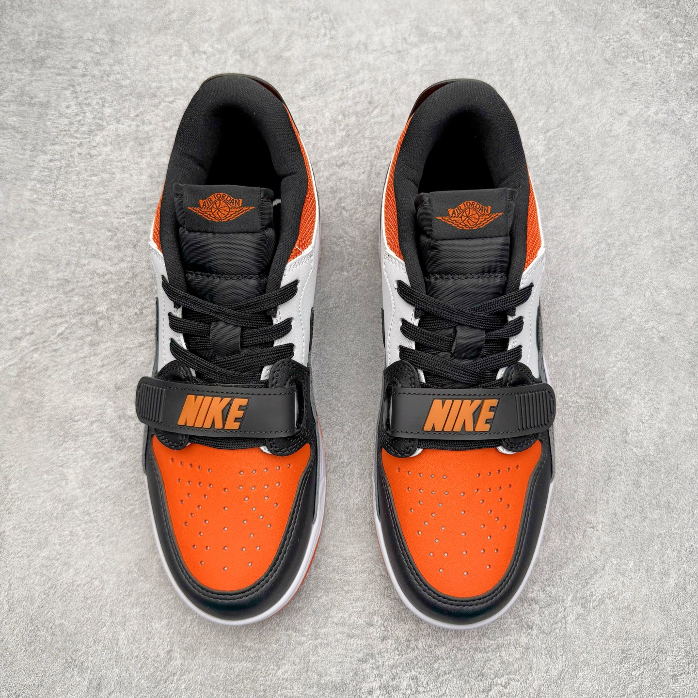 图片[2]-＃KZ神版 Air Jordan Legacy AJ312 复古篮球鞋 CD7069-118 市场最强独一档产物 全套原纸板楦头开发 原厂大底磨具加持立体防滑纹理 原档数据后跟TPU子母扣魔术贴 原装可视Air Sole气垫 原汁原味最完美的312代版型 唯一正确鞋头趴度弧度高度鞋身腰线 进口港宝加持 后跟自然饱满 全鞋荧光划线卡点 追求极致完美 每一双都是工艺品 多重QC质检 超越公司货的品控标准 实实在在的免检产品 鞋身采用了皮革材质打造 横跨鞋面的魔术贴十分吸睛 侧面的Swoosh Logo的一部分被鞋面遮挡了一部分 颇具玩味 魔术贴上标有NK标识 而鞋舌上是Jordan的经典红色飞翼Logo 后跟和鞋底均采用了AJ3的设计 后跟上同样也使用了经典的爆裂纹图案 尺码：36 36.5 37.5 38 38.5 39 40 40.5 41 42 42.5 43 44 44.5 45 46 47.5-选品中心