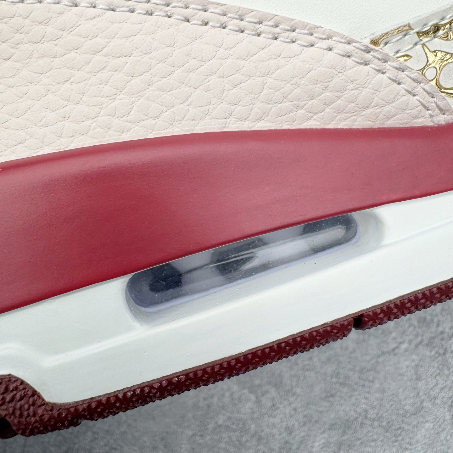 图片[18]-＃KZ神版 Air Jordan Legacy AJ312 High 高帮复古篮球鞋 CNY蛇年限定 米红 IB4914-161 市场最强独一档产物 全套原纸板楦头开发 原厂大底磨具加持立体防滑纹理 原档数据后跟TPU子母扣魔术贴 原装可视Air Sole气垫 原汁原味最完美的312代版型 唯一正确鞋头趴度弧度高度鞋身腰线 进口港宝加持 后跟自然饱满 全鞋荧光划线卡点 追求极致完美 每一双都是工艺品 多重QC质检 超越公司货的品控标准 实实在在的免检产品 鞋身采用了皮革材质打造 横跨鞋面的魔术贴十分吸睛 侧面的Swoosh Logo的一部分被鞋面遮挡了一部分 颇具玩味 魔术贴上标有NK标识 而鞋舌上是Jordan的经典红色飞翼Logo 后跟和鞋底均采用了AJ3的设计 后跟上同样也使用了经典的爆裂纹图案 尺码：36 36.5 37.5 38 38.5 39 40 40.5 41 42 42.5 43 44 44.5 45-选品中心