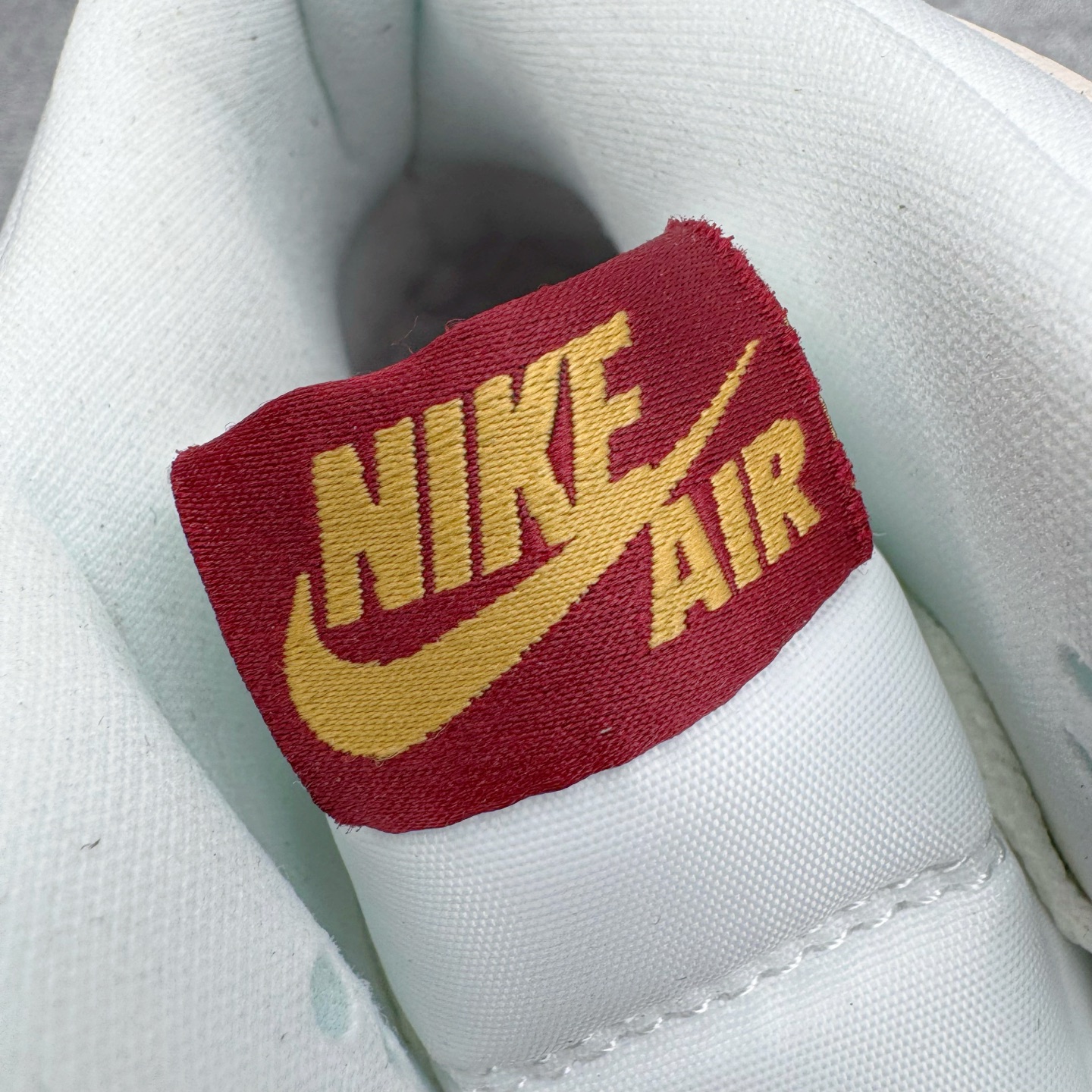 图片[10]-＃KZ神版 Air Jordan Legacy AJ312 High 高帮复古篮球鞋 CNY蛇年限定 米红 IB4914-161 市场最强独一档产物 全套原纸板楦头开发 原厂大底磨具加持立体防滑纹理 原档数据后跟TPU子母扣魔术贴 原装可视Air Sole气垫 原汁原味最完美的312代版型 唯一正确鞋头趴度弧度高度鞋身腰线 进口港宝加持 后跟自然饱满 全鞋荧光划线卡点 追求极致完美 每一双都是工艺品 多重QC质检 超越公司货的品控标准 实实在在的免检产品 鞋身采用了皮革材质打造 横跨鞋面的魔术贴十分吸睛 侧面的Swoosh Logo的一部分被鞋面遮挡了一部分 颇具玩味 魔术贴上标有NK标识 而鞋舌上是Jordan的经典红色飞翼Logo 后跟和鞋底均采用了AJ3的设计 后跟上同样也使用了经典的爆裂纹图案 尺码：36 36.5 37.5 38 38.5 39 40 40.5 41 42 42.5 43 44 44.5 45-选品中心