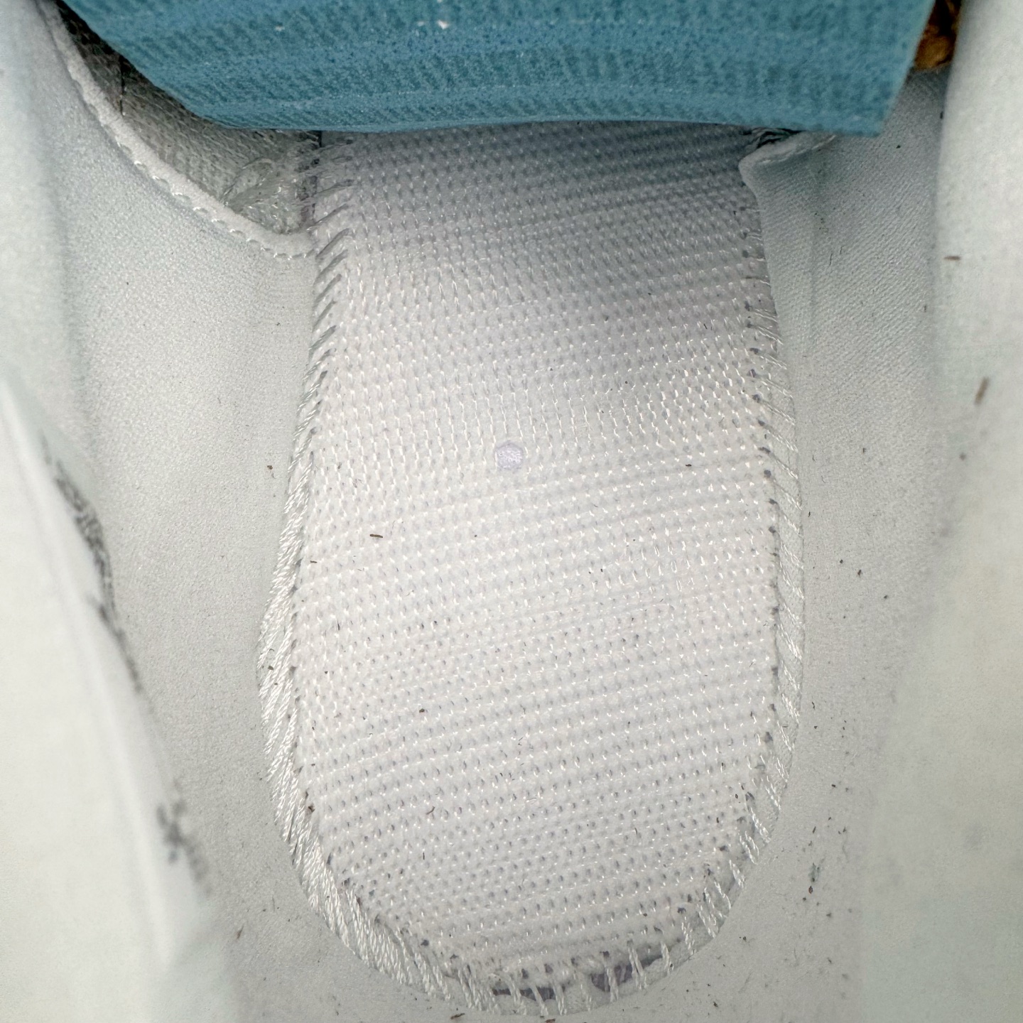 图片[21]-＃KZ神版 Air Jordan Legacy AJ312 High 高帮复古篮球鞋 CNY蛇年限定 米红 IB4914-161 市场最强独一档产物 全套原纸板楦头开发 原厂大底磨具加持立体防滑纹理 原档数据后跟TPU子母扣魔术贴 原装可视Air Sole气垫 原汁原味最完美的312代版型 唯一正确鞋头趴度弧度高度鞋身腰线 进口港宝加持 后跟自然饱满 全鞋荧光划线卡点 追求极致完美 每一双都是工艺品 多重QC质检 超越公司货的品控标准 实实在在的免检产品 鞋身采用了皮革材质打造 横跨鞋面的魔术贴十分吸睛 侧面的Swoosh Logo的一部分被鞋面遮挡了一部分 颇具玩味 魔术贴上标有NK标识 而鞋舌上是Jordan的经典红色飞翼Logo 后跟和鞋底均采用了AJ3的设计 后跟上同样也使用了经典的爆裂纹图案 尺码：36 36.5 37.5 38 38.5 39 40 40.5 41 42 42.5 43 44 44.5 45-选品中心