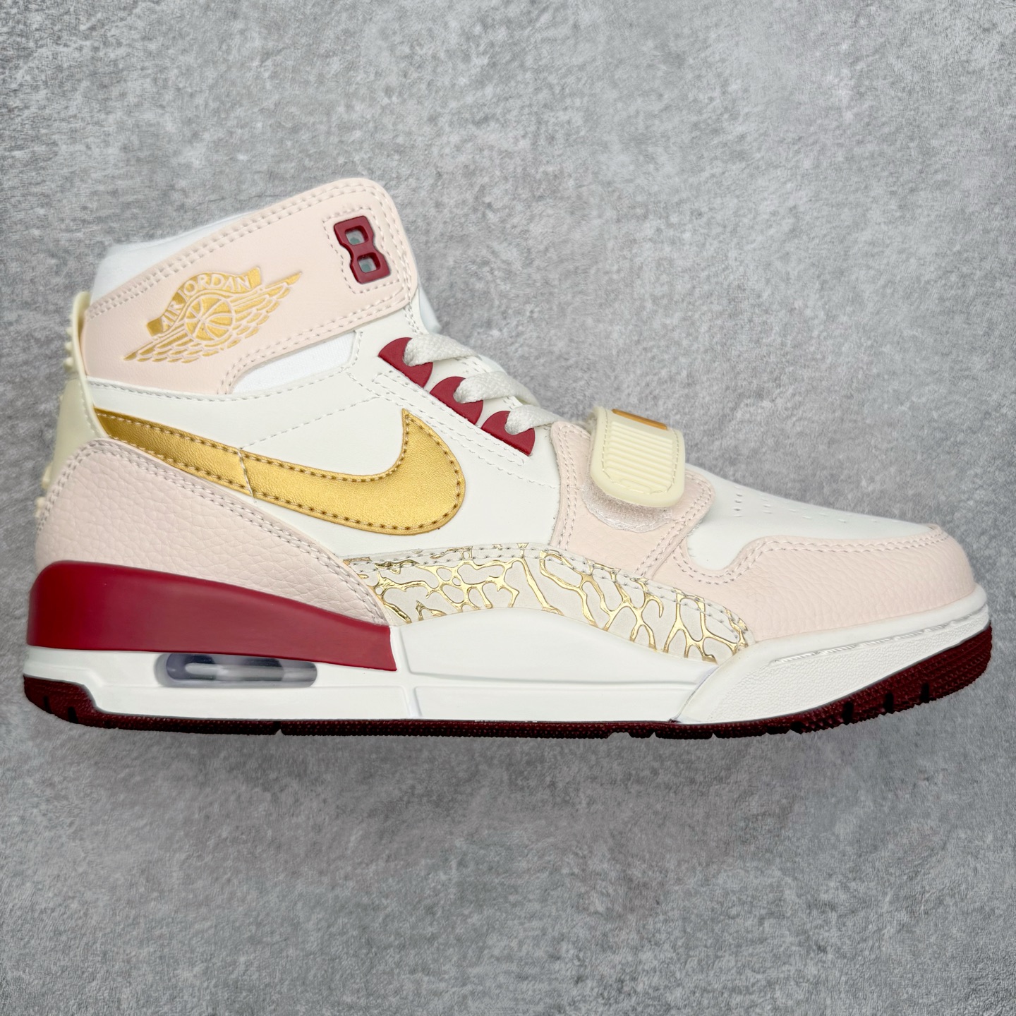 ＃KZ神版 Air Jordan Legacy AJ312 High 高帮复古篮球鞋 CNY蛇年限定 米红 IB4914-161 市场最强独一档产物 全套原纸板楦头开发 原厂大底磨具加持立体防滑纹理 原档数据后跟TPU子母扣魔术贴 原装可视Air Sole气垫 原汁原味最完美的312代版型 唯一正确鞋头趴度弧度高度鞋身腰线 进口港宝加持 后跟自然饱满 全鞋荧光划线卡点 追求极致完美 每一双都是工艺品 多重QC质检 超越公司货的品控标准 实实在在的免检产品 鞋身采用了皮革材质打造 横跨鞋面的魔术贴十分吸睛 侧面的Swoosh Logo的一部分被鞋面遮挡了一部分 颇具玩味 魔术贴上标有NK标识 而鞋舌上是Jordan的经典红色飞翼Logo 后跟和鞋底均采用了AJ3的设计 后跟上同样也使用了经典的爆裂纹图案 尺码：36 36.5 37.5 38 38.5 39 40 40.5 41 42 42.5 43 44 44.5 45-选品中心