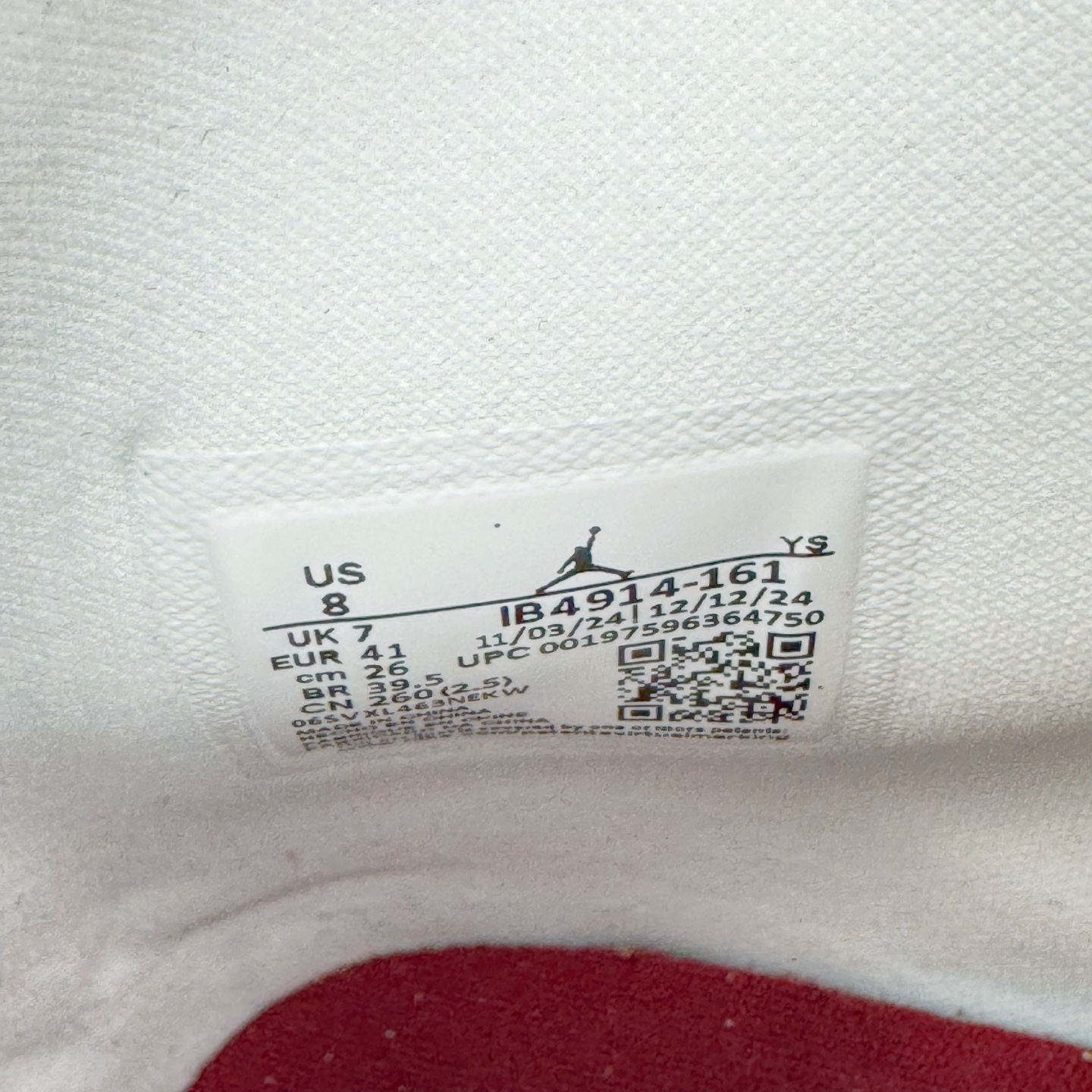 图片[20]-＃KZ神版 Air Jordan Legacy AJ312 High 高帮复古篮球鞋 CNY蛇年限定 米红 IB4914-161 市场最强独一档产物 全套原纸板楦头开发 原厂大底磨具加持立体防滑纹理 原档数据后跟TPU子母扣魔术贴 原装可视Air Sole气垫 原汁原味最完美的312代版型 唯一正确鞋头趴度弧度高度鞋身腰线 进口港宝加持 后跟自然饱满 全鞋荧光划线卡点 追求极致完美 每一双都是工艺品 多重QC质检 超越公司货的品控标准 实实在在的免检产品 鞋身采用了皮革材质打造 横跨鞋面的魔术贴十分吸睛 侧面的Swoosh Logo的一部分被鞋面遮挡了一部分 颇具玩味 魔术贴上标有NK标识 而鞋舌上是Jordan的经典红色飞翼Logo 后跟和鞋底均采用了AJ3的设计 后跟上同样也使用了经典的爆裂纹图案 尺码：36 36.5 37.5 38 38.5 39 40 40.5 41 42 42.5 43 44 44.5 45-选品中心