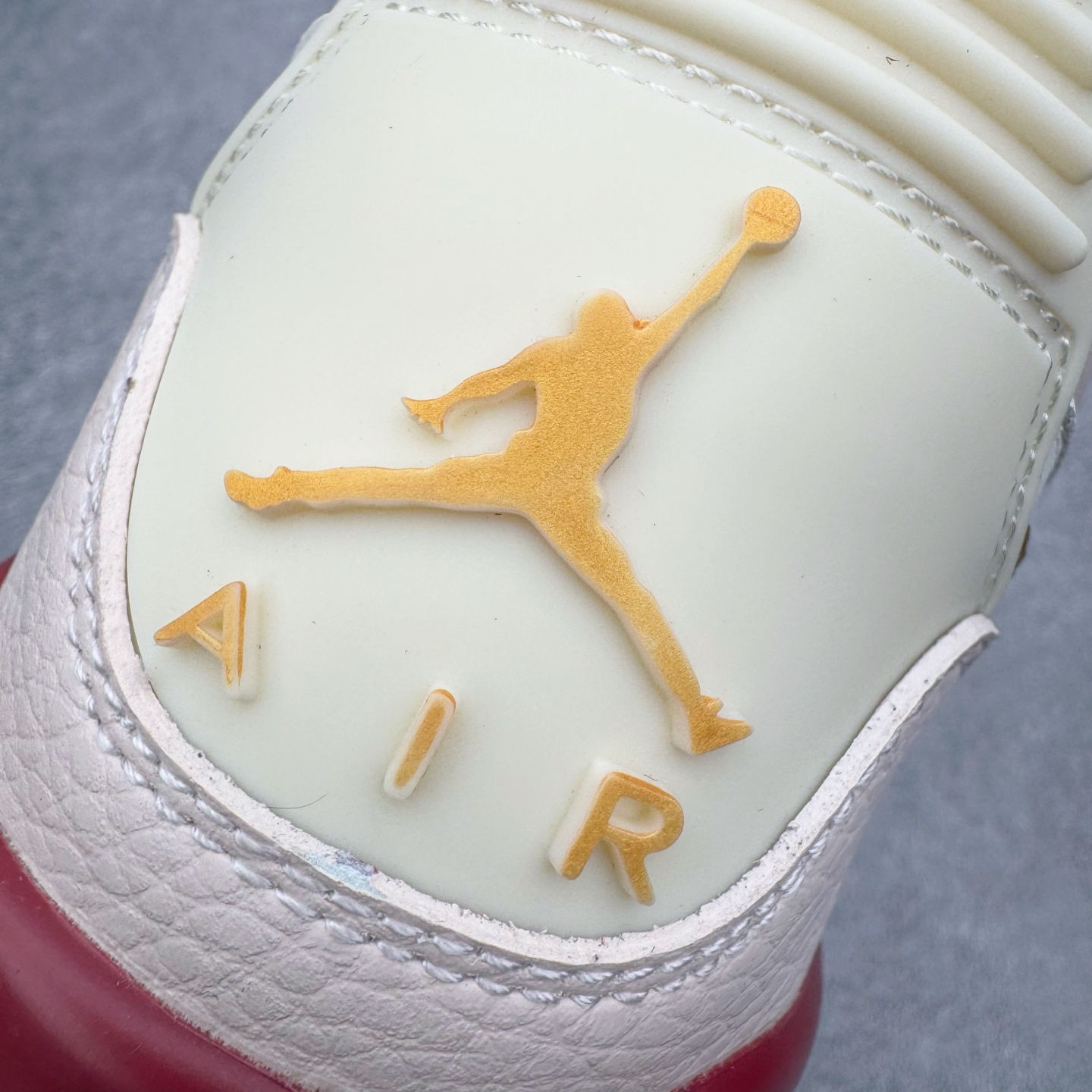 图片[13]-＃KZ神版 Air Jordan Legacy AJ312 High 高帮复古篮球鞋 CNY蛇年限定 米红 IB4914-161 市场最强独一档产物 全套原纸板楦头开发 原厂大底磨具加持立体防滑纹理 原档数据后跟TPU子母扣魔术贴 原装可视Air Sole气垫 原汁原味最完美的312代版型 唯一正确鞋头趴度弧度高度鞋身腰线 进口港宝加持 后跟自然饱满 全鞋荧光划线卡点 追求极致完美 每一双都是工艺品 多重QC质检 超越公司货的品控标准 实实在在的免检产品 鞋身采用了皮革材质打造 横跨鞋面的魔术贴十分吸睛 侧面的Swoosh Logo的一部分被鞋面遮挡了一部分 颇具玩味 魔术贴上标有NK标识 而鞋舌上是Jordan的经典红色飞翼Logo 后跟和鞋底均采用了AJ3的设计 后跟上同样也使用了经典的爆裂纹图案 尺码：36 36.5 37.5 38 38.5 39 40 40.5 41 42 42.5 43 44 44.5 45-选品中心