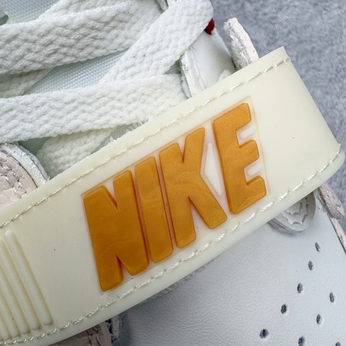 图片[11]-＃KZ神版 Air Jordan Legacy AJ312 High 高帮复古篮球鞋 CNY蛇年限定 米红 IB4914-161 市场最强独一档产物 全套原纸板楦头开发 原厂大底磨具加持立体防滑纹理 原档数据后跟TPU子母扣魔术贴 原装可视Air Sole气垫 原汁原味最完美的312代版型 唯一正确鞋头趴度弧度高度鞋身腰线 进口港宝加持 后跟自然饱满 全鞋荧光划线卡点 追求极致完美 每一双都是工艺品 多重QC质检 超越公司货的品控标准 实实在在的免检产品 鞋身采用了皮革材质打造 横跨鞋面的魔术贴十分吸睛 侧面的Swoosh Logo的一部分被鞋面遮挡了一部分 颇具玩味 魔术贴上标有NK标识 而鞋舌上是Jordan的经典红色飞翼Logo 后跟和鞋底均采用了AJ3的设计 后跟上同样也使用了经典的爆裂纹图案 尺码：36 36.5 37.5 38 38.5 39 40 40.5 41 42 42.5 43 44 44.5 45-选品中心