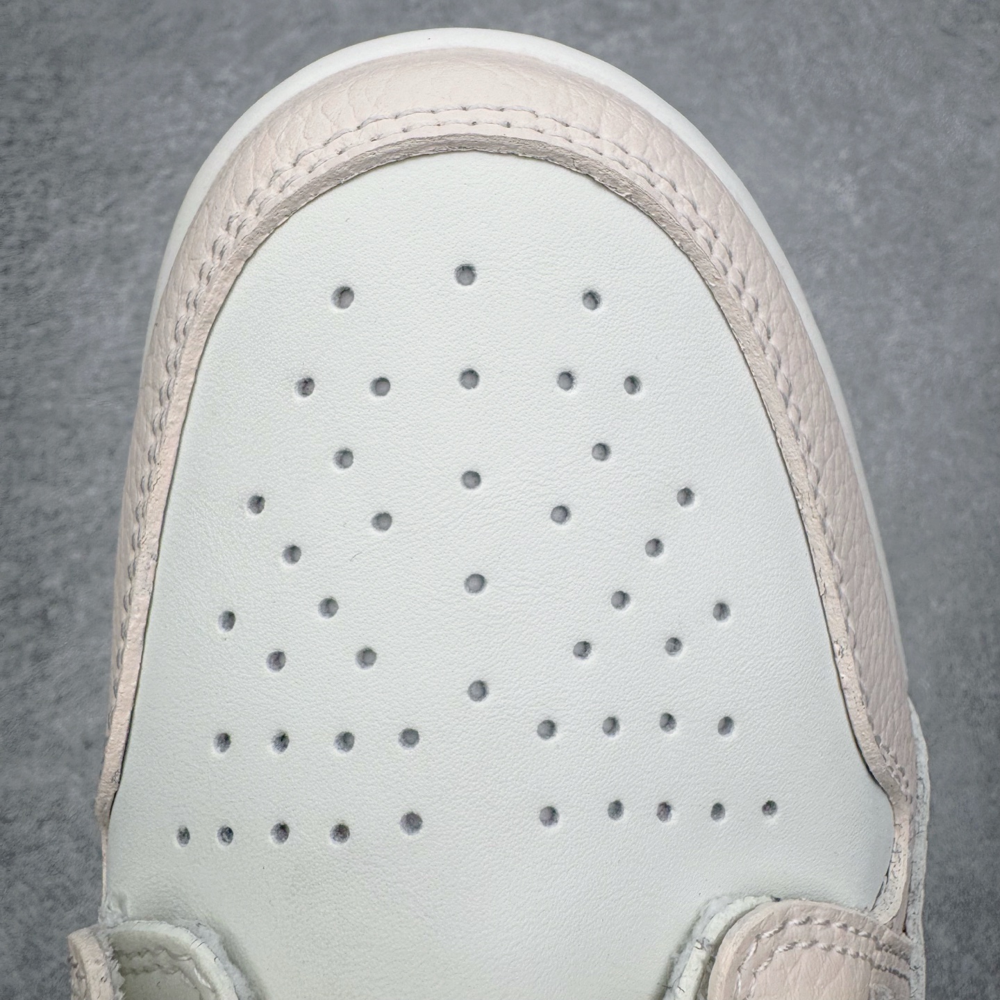 图片[12]-＃KZ神版 Air Jordan Legacy AJ312 High 高帮复古篮球鞋 CNY蛇年限定 米红 IB4914-161 市场最强独一档产物 全套原纸板楦头开发 原厂大底磨具加持立体防滑纹理 原档数据后跟TPU子母扣魔术贴 原装可视Air Sole气垫 原汁原味最完美的312代版型 唯一正确鞋头趴度弧度高度鞋身腰线 进口港宝加持 后跟自然饱满 全鞋荧光划线卡点 追求极致完美 每一双都是工艺品 多重QC质检 超越公司货的品控标准 实实在在的免检产品 鞋身采用了皮革材质打造 横跨鞋面的魔术贴十分吸睛 侧面的Swoosh Logo的一部分被鞋面遮挡了一部分 颇具玩味 魔术贴上标有NK标识 而鞋舌上是Jordan的经典红色飞翼Logo 后跟和鞋底均采用了AJ3的设计 后跟上同样也使用了经典的爆裂纹图案 尺码：36 36.5 37.5 38 38.5 39 40 40.5 41 42 42.5 43 44 44.5 45-选品中心