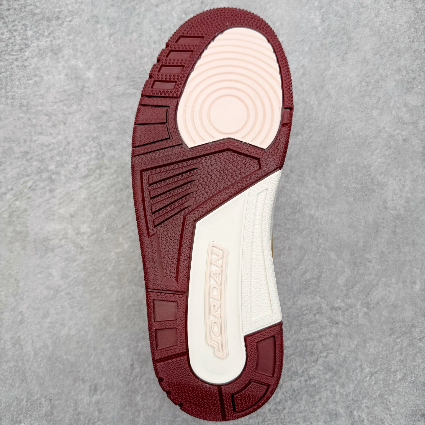 图片[9]-＃KZ神版 Air Jordan Legacy AJ312 High 高帮复古篮球鞋 CNY蛇年限定 米红 IB4914-161 市场最强独一档产物 全套原纸板楦头开发 原厂大底磨具加持立体防滑纹理 原档数据后跟TPU子母扣魔术贴 原装可视Air Sole气垫 原汁原味最完美的312代版型 唯一正确鞋头趴度弧度高度鞋身腰线 进口港宝加持 后跟自然饱满 全鞋荧光划线卡点 追求极致完美 每一双都是工艺品 多重QC质检 超越公司货的品控标准 实实在在的免检产品 鞋身采用了皮革材质打造 横跨鞋面的魔术贴十分吸睛 侧面的Swoosh Logo的一部分被鞋面遮挡了一部分 颇具玩味 魔术贴上标有NK标识 而鞋舌上是Jordan的经典红色飞翼Logo 后跟和鞋底均采用了AJ3的设计 后跟上同样也使用了经典的爆裂纹图案 尺码：36 36.5 37.5 38 38.5 39 40 40.5 41 42 42.5 43 44 44.5 45-选品中心