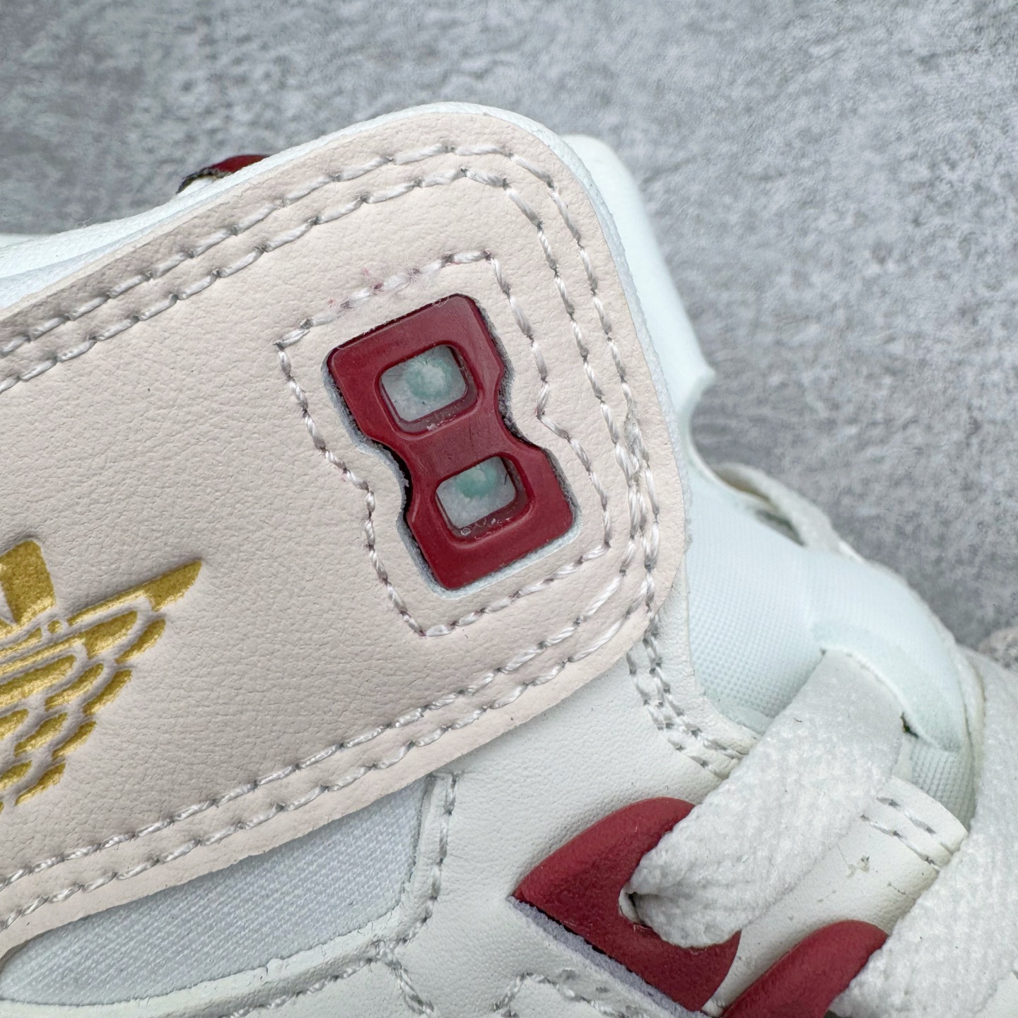 图片[14]-＃KZ神版 Air Jordan Legacy AJ312 High 高帮复古篮球鞋 CNY蛇年限定 米红 IB4914-161 市场最强独一档产物 全套原纸板楦头开发 原厂大底磨具加持立体防滑纹理 原档数据后跟TPU子母扣魔术贴 原装可视Air Sole气垫 原汁原味最完美的312代版型 唯一正确鞋头趴度弧度高度鞋身腰线 进口港宝加持 后跟自然饱满 全鞋荧光划线卡点 追求极致完美 每一双都是工艺品 多重QC质检 超越公司货的品控标准 实实在在的免检产品 鞋身采用了皮革材质打造 横跨鞋面的魔术贴十分吸睛 侧面的Swoosh Logo的一部分被鞋面遮挡了一部分 颇具玩味 魔术贴上标有NK标识 而鞋舌上是Jordan的经典红色飞翼Logo 后跟和鞋底均采用了AJ3的设计 后跟上同样也使用了经典的爆裂纹图案 尺码：36 36.5 37.5 38 38.5 39 40 40.5 41 42 42.5 43 44 44.5 45-选品中心