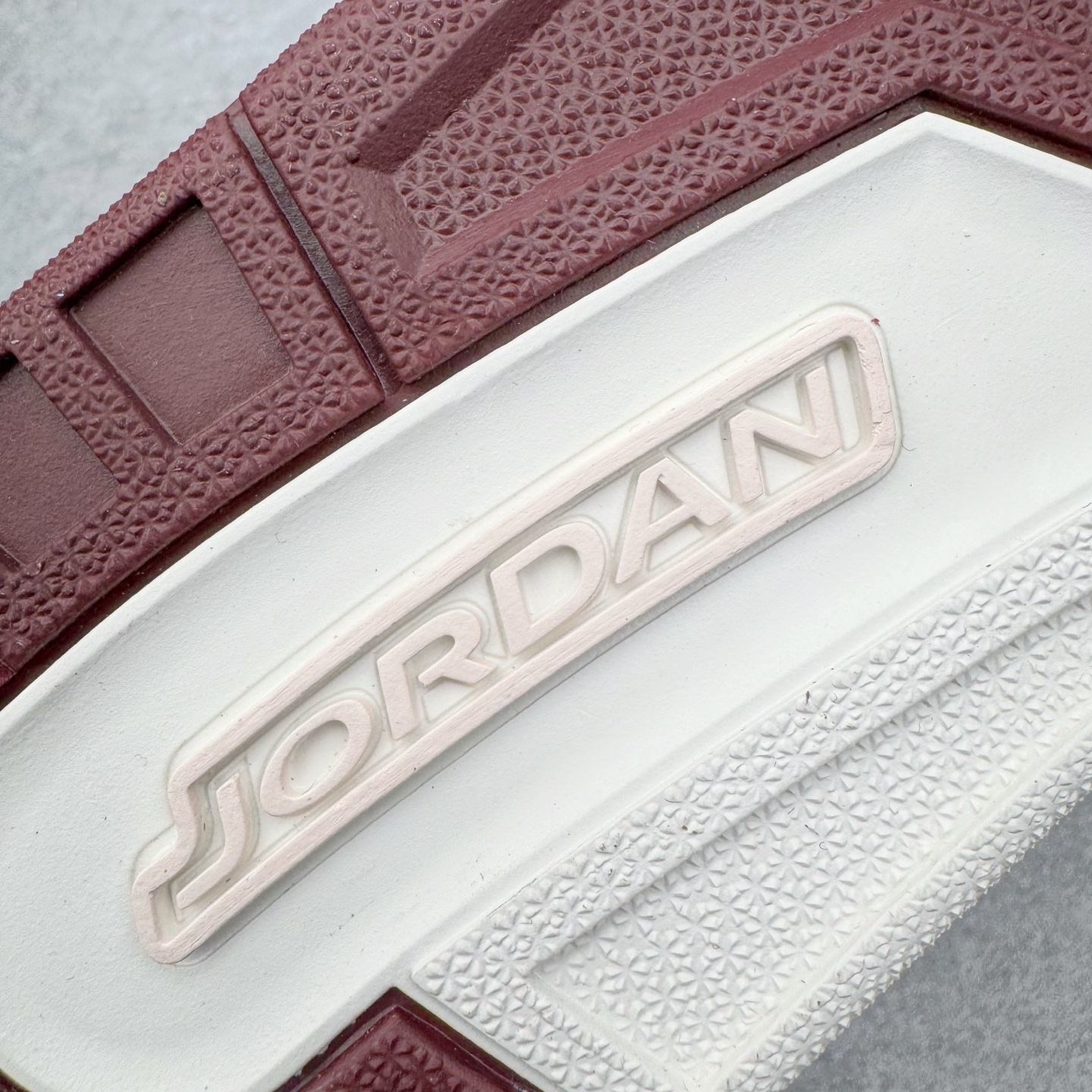 图片[19]-＃KZ神版 Air Jordan Legacy AJ312 High 高帮复古篮球鞋 CNY蛇年限定 米红 IB4914-161 市场最强独一档产物 全套原纸板楦头开发 原厂大底磨具加持立体防滑纹理 原档数据后跟TPU子母扣魔术贴 原装可视Air Sole气垫 原汁原味最完美的312代版型 唯一正确鞋头趴度弧度高度鞋身腰线 进口港宝加持 后跟自然饱满 全鞋荧光划线卡点 追求极致完美 每一双都是工艺品 多重QC质检 超越公司货的品控标准 实实在在的免检产品 鞋身采用了皮革材质打造 横跨鞋面的魔术贴十分吸睛 侧面的Swoosh Logo的一部分被鞋面遮挡了一部分 颇具玩味 魔术贴上标有NK标识 而鞋舌上是Jordan的经典红色飞翼Logo 后跟和鞋底均采用了AJ3的设计 后跟上同样也使用了经典的爆裂纹图案 尺码：36 36.5 37.5 38 38.5 39 40 40.5 41 42 42.5 43 44 44.5 45-选品中心