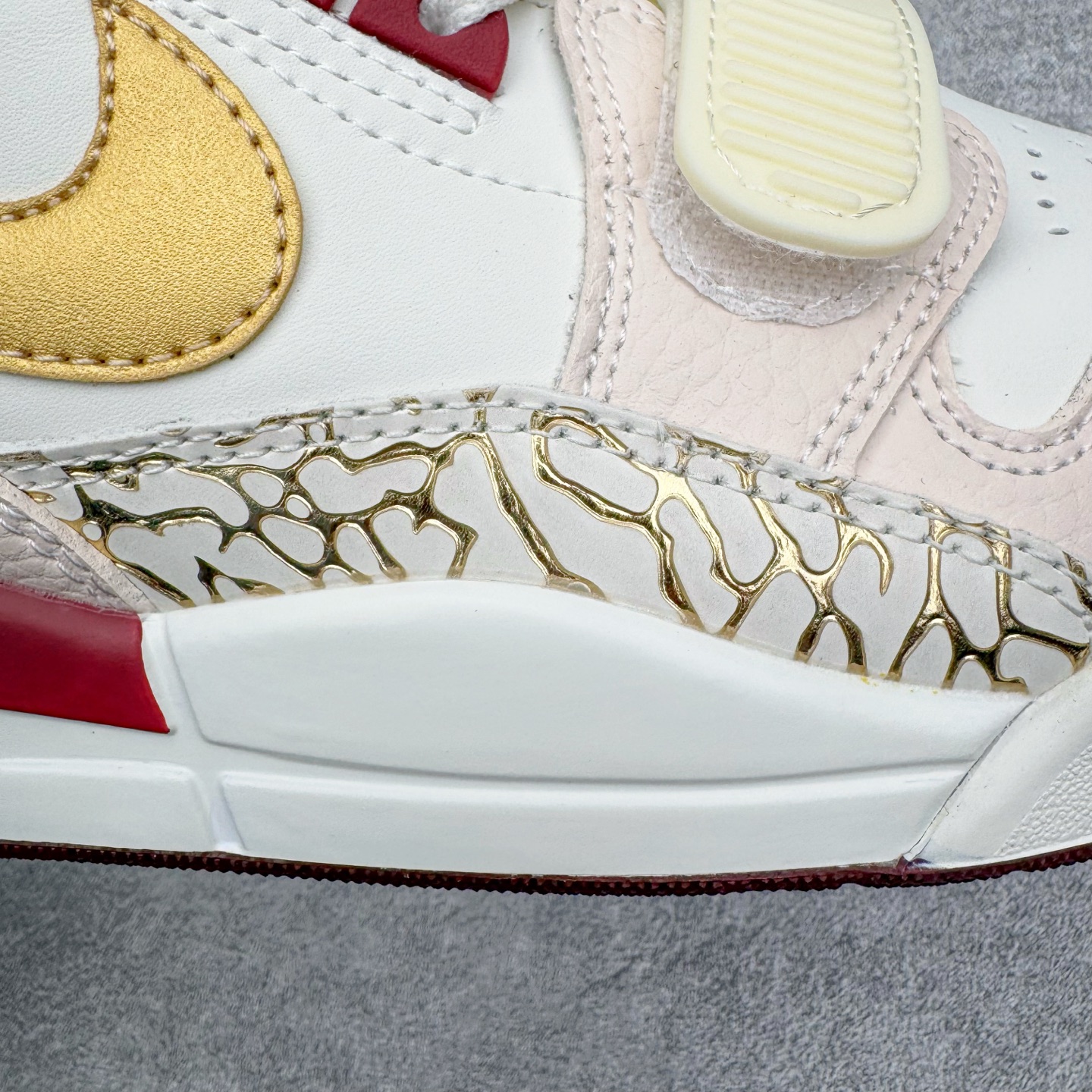 图片[17]-＃KZ神版 Air Jordan Legacy AJ312 High 高帮复古篮球鞋 CNY蛇年限定 米红 IB4914-161 市场最强独一档产物 全套原纸板楦头开发 原厂大底磨具加持立体防滑纹理 原档数据后跟TPU子母扣魔术贴 原装可视Air Sole气垫 原汁原味最完美的312代版型 唯一正确鞋头趴度弧度高度鞋身腰线 进口港宝加持 后跟自然饱满 全鞋荧光划线卡点 追求极致完美 每一双都是工艺品 多重QC质检 超越公司货的品控标准 实实在在的免检产品 鞋身采用了皮革材质打造 横跨鞋面的魔术贴十分吸睛 侧面的Swoosh Logo的一部分被鞋面遮挡了一部分 颇具玩味 魔术贴上标有NK标识 而鞋舌上是Jordan的经典红色飞翼Logo 后跟和鞋底均采用了AJ3的设计 后跟上同样也使用了经典的爆裂纹图案 尺码：36 36.5 37.5 38 38.5 39 40 40.5 41 42 42.5 43 44 44.5 45-选品中心