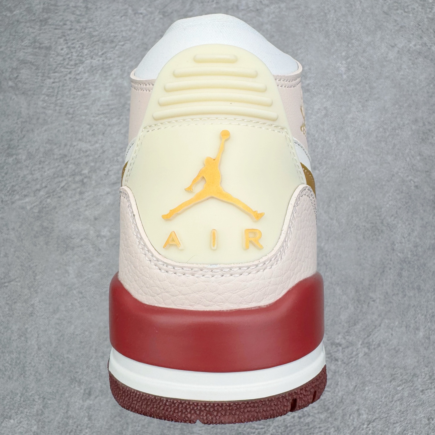 图片[8]-＃KZ神版 Air Jordan Legacy AJ312 High 高帮复古篮球鞋 CNY蛇年限定 米红 IB4914-161 市场最强独一档产物 全套原纸板楦头开发 原厂大底磨具加持立体防滑纹理 原档数据后跟TPU子母扣魔术贴 原装可视Air Sole气垫 原汁原味最完美的312代版型 唯一正确鞋头趴度弧度高度鞋身腰线 进口港宝加持 后跟自然饱满 全鞋荧光划线卡点 追求极致完美 每一双都是工艺品 多重QC质检 超越公司货的品控标准 实实在在的免检产品 鞋身采用了皮革材质打造 横跨鞋面的魔术贴十分吸睛 侧面的Swoosh Logo的一部分被鞋面遮挡了一部分 颇具玩味 魔术贴上标有NK标识 而鞋舌上是Jordan的经典红色飞翼Logo 后跟和鞋底均采用了AJ3的设计 后跟上同样也使用了经典的爆裂纹图案 尺码：36 36.5 37.5 38 38.5 39 40 40.5 41 42 42.5 43 44 44.5 45-选品中心