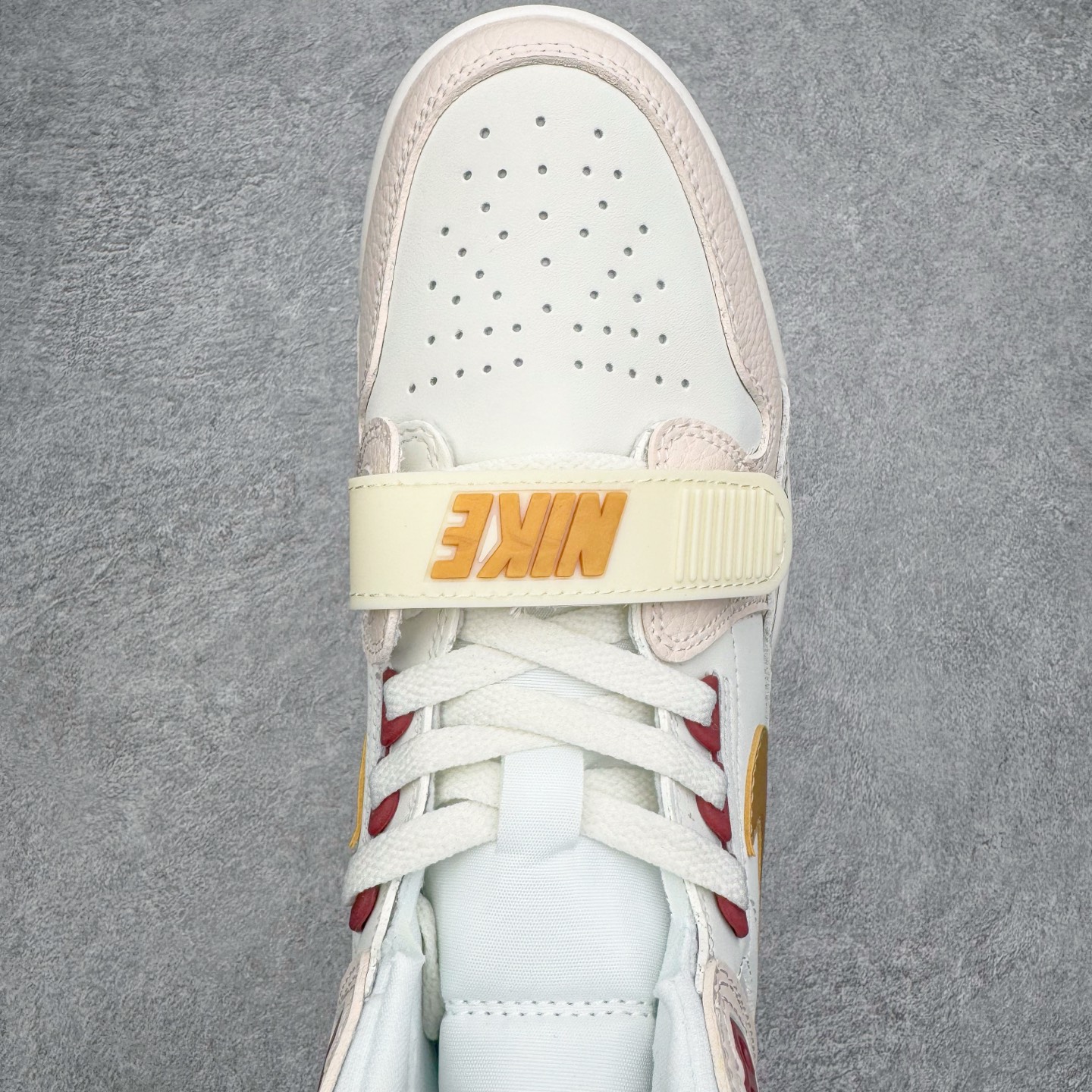 图片[4]-＃KZ神版 Air Jordan Legacy AJ312 High 高帮复古篮球鞋 CNY蛇年限定 米红 IB4914-161 市场最强独一档产物 全套原纸板楦头开发 原厂大底磨具加持立体防滑纹理 原档数据后跟TPU子母扣魔术贴 原装可视Air Sole气垫 原汁原味最完美的312代版型 唯一正确鞋头趴度弧度高度鞋身腰线 进口港宝加持 后跟自然饱满 全鞋荧光划线卡点 追求极致完美 每一双都是工艺品 多重QC质检 超越公司货的品控标准 实实在在的免检产品 鞋身采用了皮革材质打造 横跨鞋面的魔术贴十分吸睛 侧面的Swoosh Logo的一部分被鞋面遮挡了一部分 颇具玩味 魔术贴上标有NK标识 而鞋舌上是Jordan的经典红色飞翼Logo 后跟和鞋底均采用了AJ3的设计 后跟上同样也使用了经典的爆裂纹图案 尺码：36 36.5 37.5 38 38.5 39 40 40.5 41 42 42.5 43 44 44.5 45-选品中心