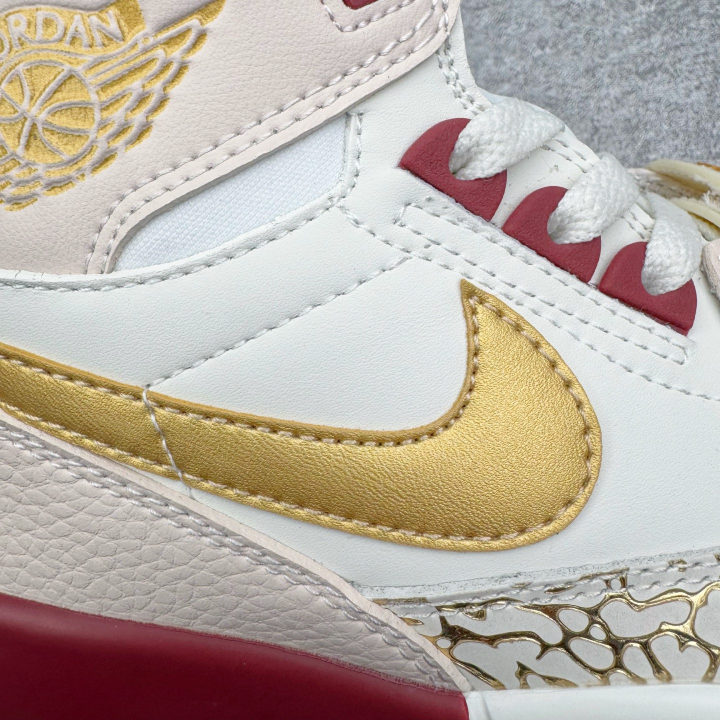 图片[16]-＃KZ神版 Air Jordan Legacy AJ312 High 高帮复古篮球鞋 CNY蛇年限定 米红 IB4914-161 市场最强独一档产物 全套原纸板楦头开发 原厂大底磨具加持立体防滑纹理 原档数据后跟TPU子母扣魔术贴 原装可视Air Sole气垫 原汁原味最完美的312代版型 唯一正确鞋头趴度弧度高度鞋身腰线 进口港宝加持 后跟自然饱满 全鞋荧光划线卡点 追求极致完美 每一双都是工艺品 多重QC质检 超越公司货的品控标准 实实在在的免检产品 鞋身采用了皮革材质打造 横跨鞋面的魔术贴十分吸睛 侧面的Swoosh Logo的一部分被鞋面遮挡了一部分 颇具玩味 魔术贴上标有NK标识 而鞋舌上是Jordan的经典红色飞翼Logo 后跟和鞋底均采用了AJ3的设计 后跟上同样也使用了经典的爆裂纹图案 尺码：36 36.5 37.5 38 38.5 39 40 40.5 41 42 42.5 43 44 44.5 45-选品中心