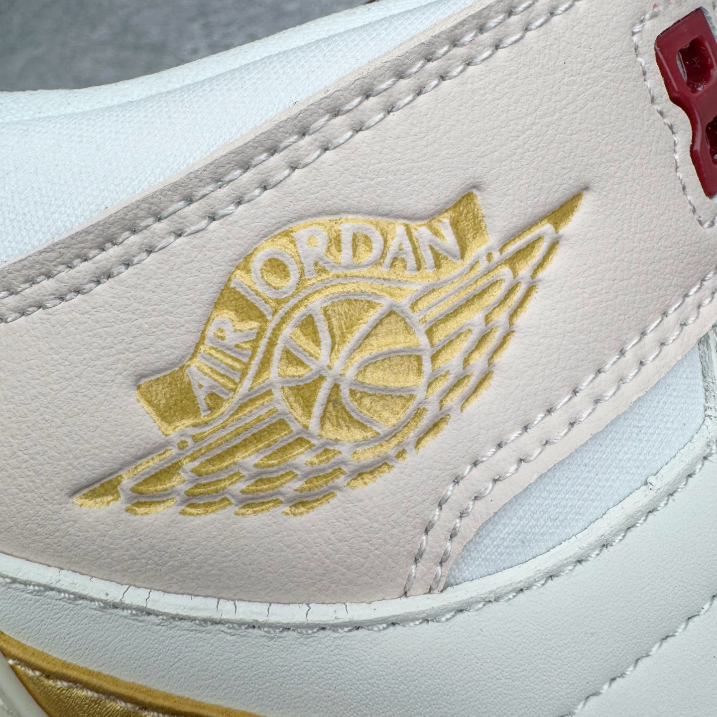 图片[15]-＃KZ神版 Air Jordan Legacy AJ312 High 高帮复古篮球鞋 CNY蛇年限定 米红 IB4914-161 市场最强独一档产物 全套原纸板楦头开发 原厂大底磨具加持立体防滑纹理 原档数据后跟TPU子母扣魔术贴 原装可视Air Sole气垫 原汁原味最完美的312代版型 唯一正确鞋头趴度弧度高度鞋身腰线 进口港宝加持 后跟自然饱满 全鞋荧光划线卡点 追求极致完美 每一双都是工艺品 多重QC质检 超越公司货的品控标准 实实在在的免检产品 鞋身采用了皮革材质打造 横跨鞋面的魔术贴十分吸睛 侧面的Swoosh Logo的一部分被鞋面遮挡了一部分 颇具玩味 魔术贴上标有NK标识 而鞋舌上是Jordan的经典红色飞翼Logo 后跟和鞋底均采用了AJ3的设计 后跟上同样也使用了经典的爆裂纹图案 尺码：36 36.5 37.5 38 38.5 39 40 40.5 41 42 42.5 43 44 44.5 45-选品中心