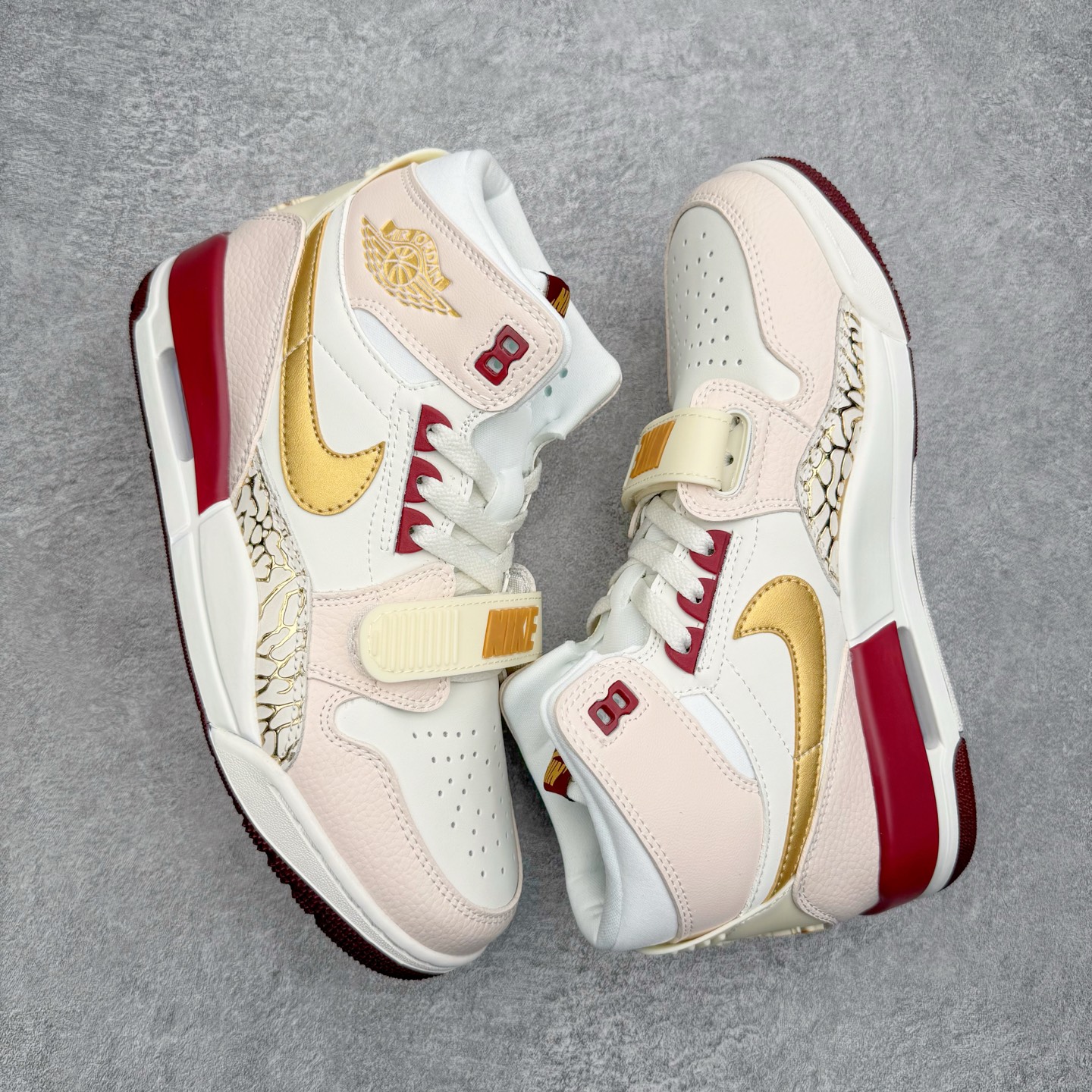 图片[3]-＃KZ神版 Air Jordan Legacy AJ312 High 高帮复古篮球鞋 CNY蛇年限定 米红 IB4914-161 市场最强独一档产物 全套原纸板楦头开发 原厂大底磨具加持立体防滑纹理 原档数据后跟TPU子母扣魔术贴 原装可视Air Sole气垫 原汁原味最完美的312代版型 唯一正确鞋头趴度弧度高度鞋身腰线 进口港宝加持 后跟自然饱满 全鞋荧光划线卡点 追求极致完美 每一双都是工艺品 多重QC质检 超越公司货的品控标准 实实在在的免检产品 鞋身采用了皮革材质打造 横跨鞋面的魔术贴十分吸睛 侧面的Swoosh Logo的一部分被鞋面遮挡了一部分 颇具玩味 魔术贴上标有NK标识 而鞋舌上是Jordan的经典红色飞翼Logo 后跟和鞋底均采用了AJ3的设计 后跟上同样也使用了经典的爆裂纹图案 尺码：36 36.5 37.5 38 38.5 39 40 40.5 41 42 42.5 43 44 44.5 45-选品中心