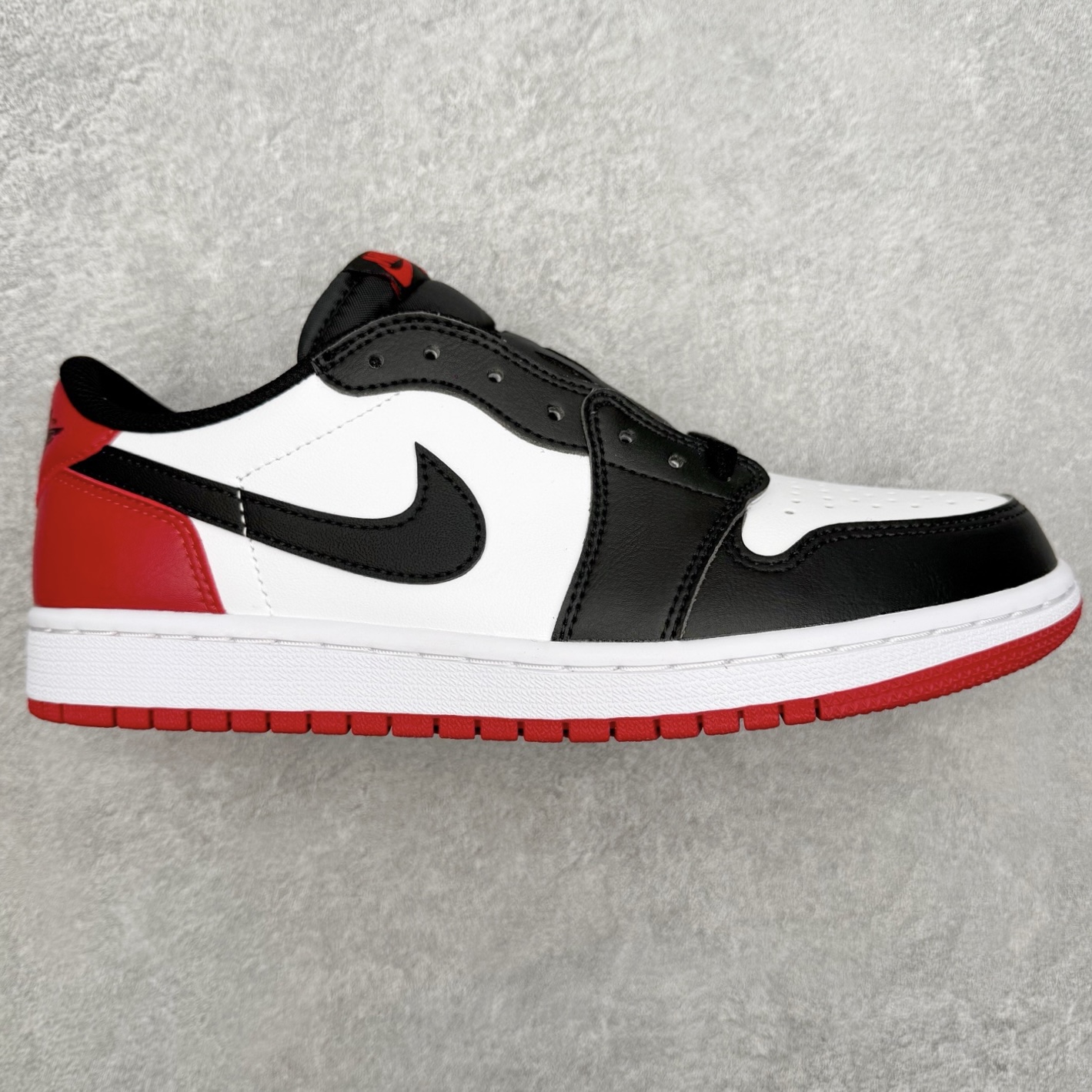 图片[3]-＃小DT Air Jordan AJ1 Low OG 低帮系列 全新流水线出品 超强性价比 DT版本平替选择 市场第二梯队 全部原鞋开发 原楦原纸板开发 全鞋电脑针车 原厂内置全掌气垫 原盒内在原标 唯一Zp原版鞋带绑法 免检产品 全新2022版型 全头层皮料 完美零毛边处理 原厂配置全掌气垫 价格定位良心 几十个配色陆续出货 实拍调校N版已经零色差零失真 百分百还原实物色彩所见即所得 不存在货不对板色差等低级问题 选购参考实物拍摄 不混卖不参货 只用心做好货严格选品 承诺混一赔十 尺码：36 36.5 37.5 38 38.5 39 40 40.5 41 42 42.5 43 44 44.5 45 46-选品中心