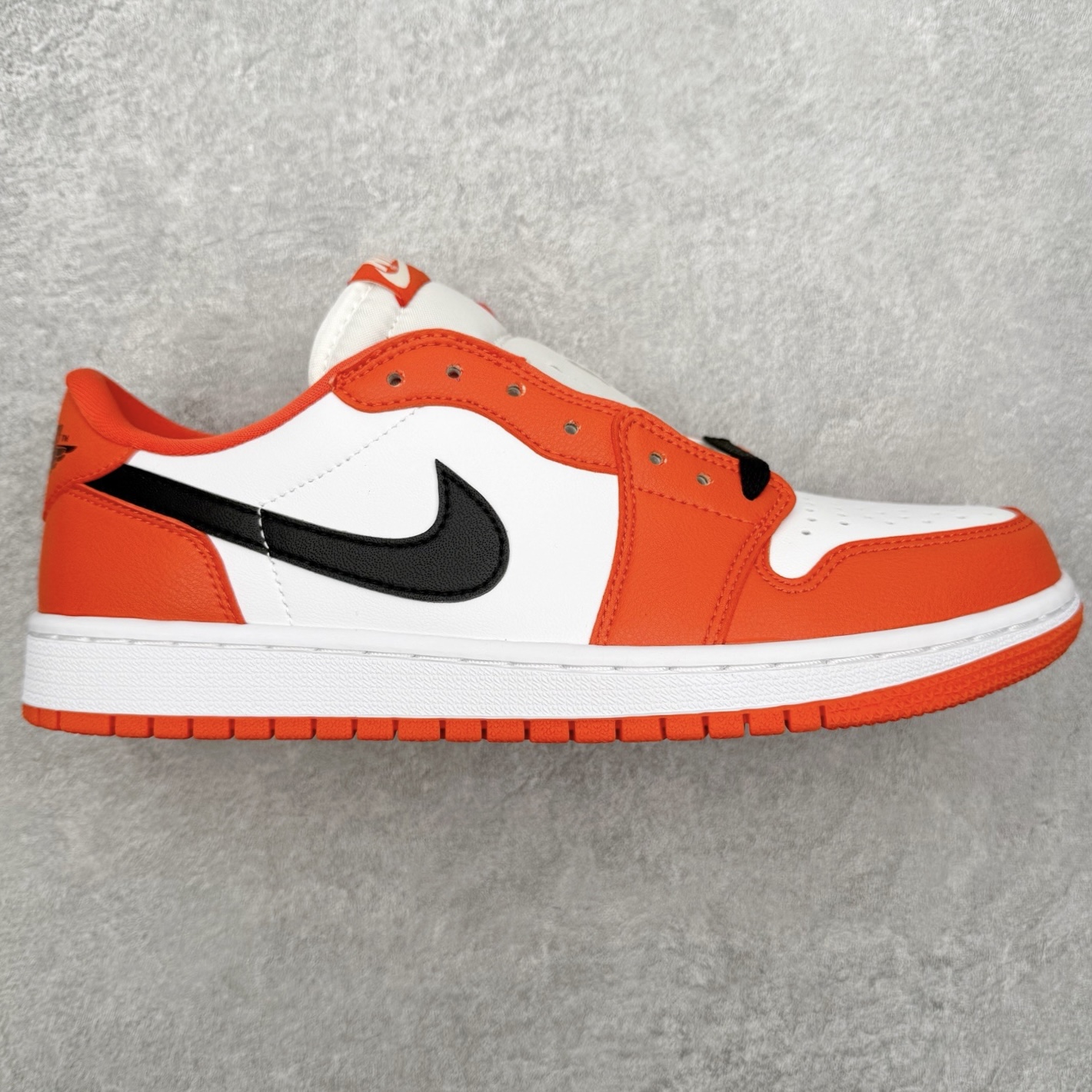 图片[5]-＃小DT Air Jordan AJ1 Low OG 低帮系列 全新流水线出品 超强性价比 DT版本平替选择 市场第二梯队 全部原鞋开发 原楦原纸板开发 全鞋电脑针车 原厂内置全掌气垫 原盒内在原标 唯一Zp原版鞋带绑法 免检产品 全新2022版型 全头层皮料 完美零毛边处理 原厂配置全掌气垫 价格定位良心 几十个配色陆续出货 实拍调校N版已经零色差零失真 百分百还原实物色彩所见即所得 不存在货不对板色差等低级问题 选购参考实物拍摄 不混卖不参货 只用心做好货严格选品 承诺混一赔十 尺码：36 36.5 37.5 38 38.5 39 40 40.5 41 42 42.5 43 44 44.5 45 46-选品中心