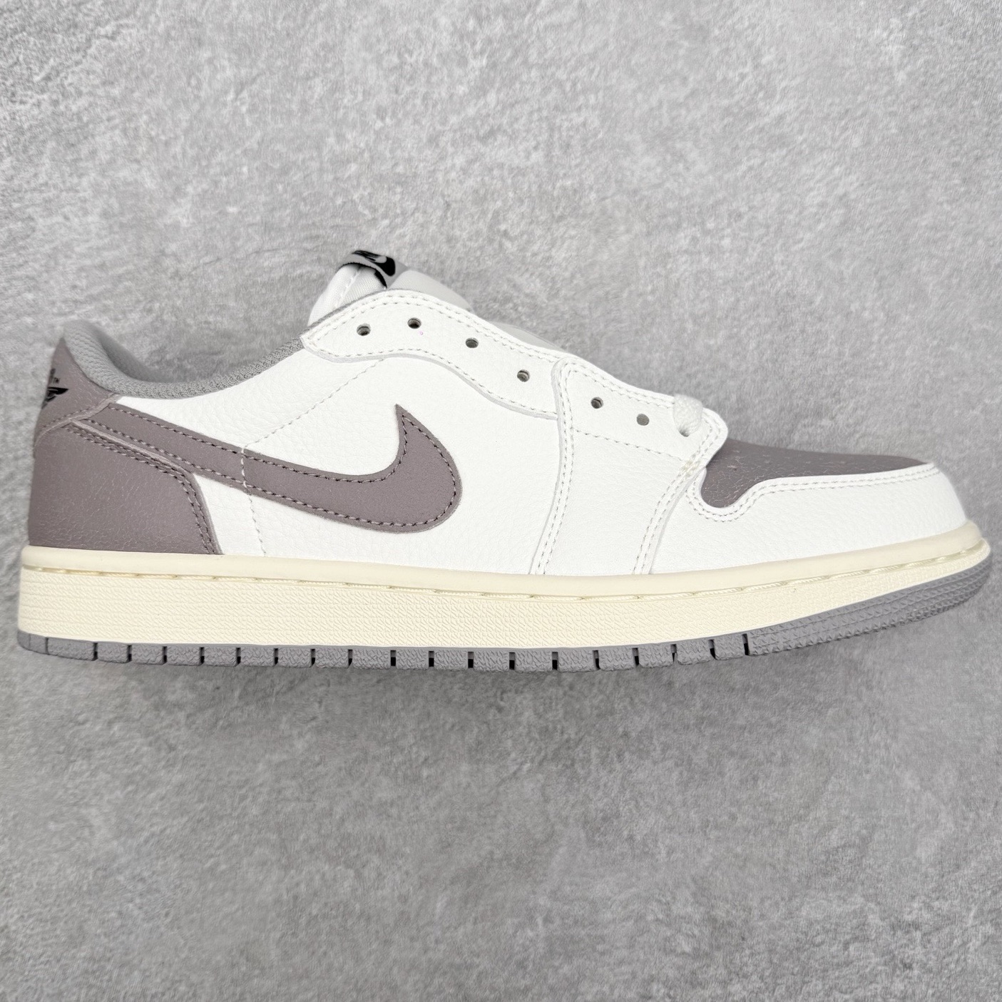 图片[6]-＃小DT Air Jordan AJ1 Low OG 低帮系列 全新流水线出品 超强性价比 DT版本平替选择 市场第二梯队 全部原鞋开发 原楦原纸板开发 全鞋电脑针车 原厂内置全掌气垫 原盒内在原标 唯一Zp原版鞋带绑法 免检产品 全新2022版型 全头层皮料 完美零毛边处理 原厂配置全掌气垫 价格定位良心 几十个配色陆续出货 实拍调校N版已经零色差零失真 百分百还原实物色彩所见即所得 不存在货不对板色差等低级问题 选购参考实物拍摄 不混卖不参货 只用心做好货严格选品 承诺混一赔十 尺码：36 36.5 37.5 38 38.5 39 40 40.5 41 42 42.5 43 44 44.5 45 46-选品中心