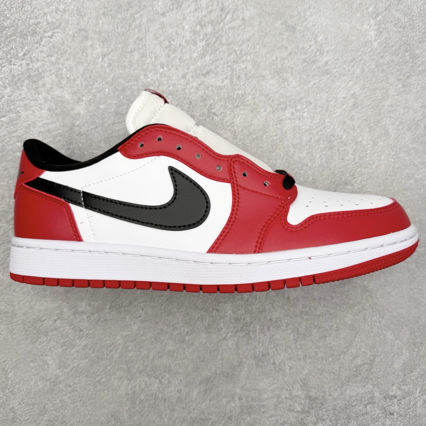 图片[7]-＃小DT Air Jordan AJ1 Low OG 低帮系列 全新流水线出品 超强性价比 DT版本平替选择 市场第二梯队 全部原鞋开发 原楦原纸板开发 全鞋电脑针车 原厂内置全掌气垫 原盒内在原标 唯一Zp原版鞋带绑法 免检产品 全新2022版型 全头层皮料 完美零毛边处理 原厂配置全掌气垫 价格定位良心 几十个配色陆续出货 实拍调校N版已经零色差零失真 百分百还原实物色彩所见即所得 不存在货不对板色差等低级问题 选购参考实物拍摄 不混卖不参货 只用心做好货严格选品 承诺混一赔十 尺码：36 36.5 37.5 38 38.5 39 40 40.5 41 42 42.5 43 44 44.5 45 46-选品中心