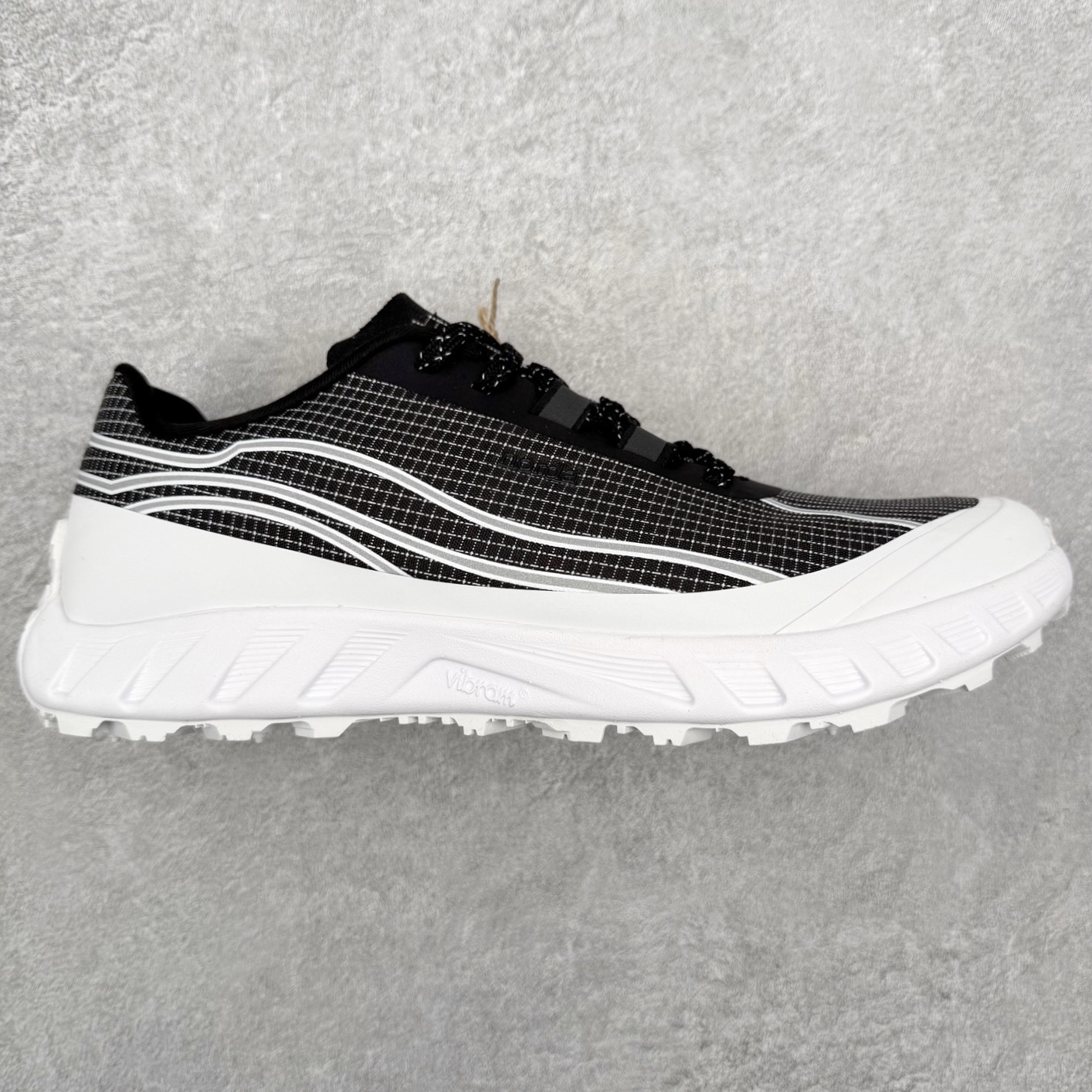 ＃纯原 NORDA 002 轻便户外运动舒适防滑耐磨低帮跑步鞋 Norda是一个来自加拿大的品牌，由两位越野跑者Nicholas Martire 和Willamina Martire夫妇联合其他两位合作者创立，旨在打造全球最佳的越野跑鞋。在品牌正式成立之前，他们邀请了运动员、艺术家和材料专家，共同讨论如何塑造这个全新的品牌。最终，Norda品牌在2020年正式成立，但他们的第一双鞋子Norda001直到2022年1月才发布。在品牌成立的三年里，Norda总共只推出了两款跑鞋，但在配色和其他品牌的合作上却频频发力。包括Zegna、Ciele和Satisfy等跑步圈里的当红品牌，都进行了联名。Zegna更是在今年年初收购了一部分Norda的股份，并宣称将会在未来投入更多资金支持品牌的发展。尺码：36 36.5 37.5 38 38.5 39 40 40.5 41 42 42.5 43 44 44.5 45 46-选品中心