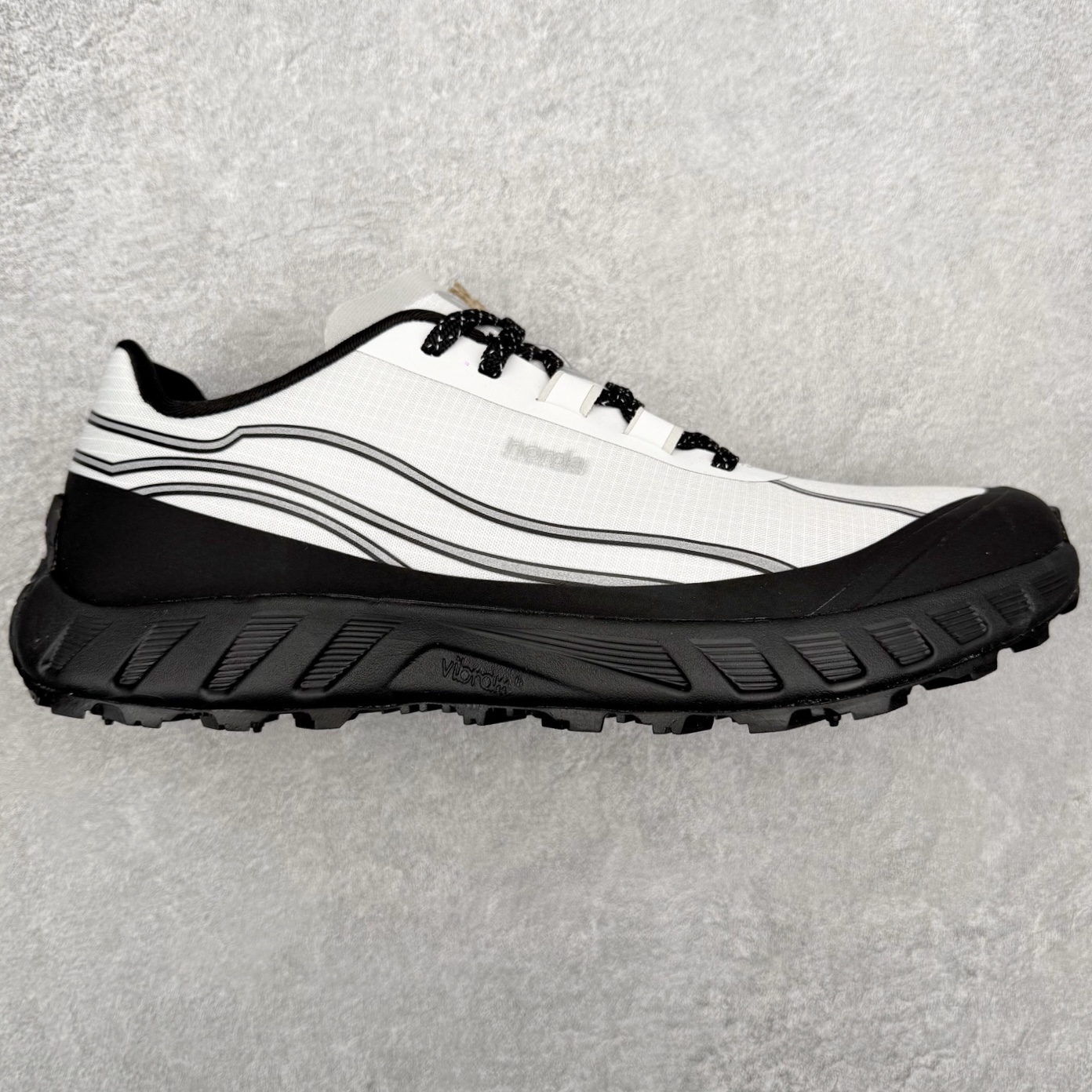 ＃纯原 NORDA 002 轻便户外运动舒适防滑耐磨低帮跑步鞋 Norda是一个来自加拿大的品牌，由两位越野跑者Nicholas Martire 和Willamina Martire夫妇联合其他两位合作者创立，旨在打造全球最佳的越野跑鞋。在品牌正式成立之前，他们邀请了运动员、艺术家和材料专家，共同讨论如何塑造这个全新的品牌。最终，Norda品牌在2020年正式成立，但他们的第一双鞋子Norda001直到2022年1月才发布。在品牌成立的三年里，Norda总共只推出了两款跑鞋，但在配色和其他品牌的合作上却频频发力。包括Zegna、Ciele和Satisfy等跑步圈里的当红品牌，都进行了联名。Zegna更是在今年年初收购了一部分Norda的股份，并宣称将会在未来投入更多资金支持品牌的发展。尺码：36 36.5 37.5 38 38.5 39 40 40.5 41 42 42.5 43 44 44.5 45 46-选品中心