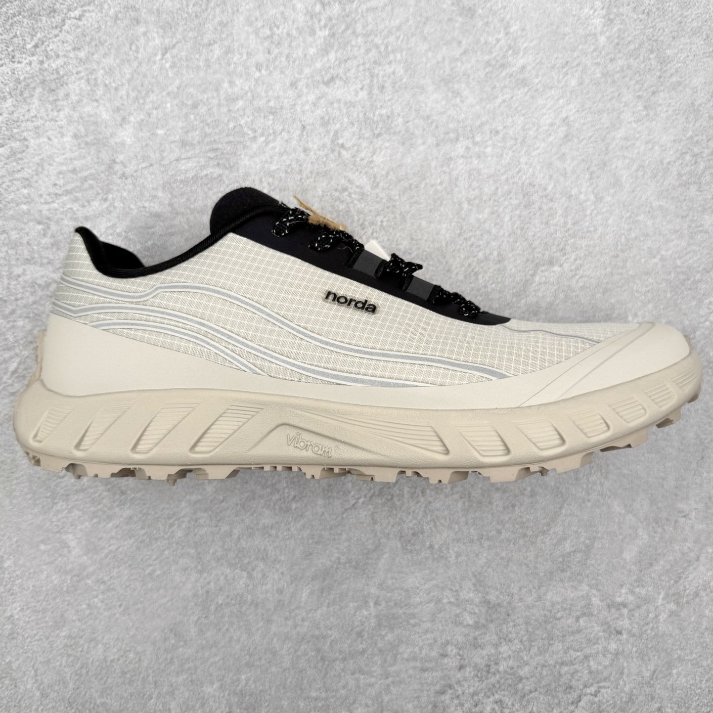 ＃纯原 NORDA 002 轻便户外运动舒适防滑耐磨低帮跑步鞋 Norda是一个来自加拿大的品牌，由两位越野跑者Nicholas Martire 和Willamina Martire夫妇联合其他两位合作者创立，旨在打造全球最佳的越野跑鞋。在品牌正式成立之前，他们邀请了运动员、艺术家和材料专家，共同讨论如何塑造这个全新的品牌。最终，Norda品牌在2020年正式成立，但他们的第一双鞋子Norda001直到2022年1月才发布。在品牌成立的三年里，Norda总共只推出了两款跑鞋，但在配色和其他品牌的合作上却频频发力。包括Zegna、Ciele和Satisfy等跑步圈里的当红品牌，都进行了联名。Zegna更是在今年年初收购了一部分Norda的股份，并宣称将会在未来投入更多资金支持品牌的发展。尺码：36 36.5 37.5 38 38.5 39 40 40.5 41 42 42.5 43 44 44.5 45 46-选品中心