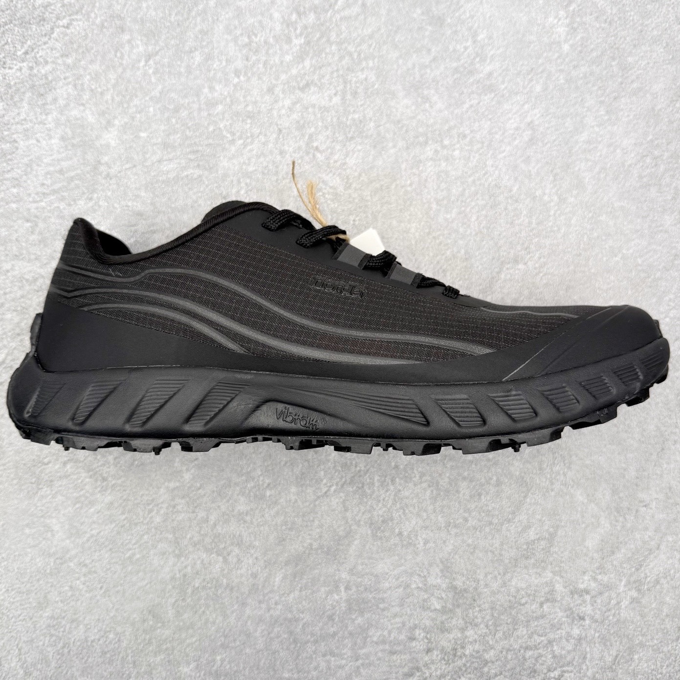 ＃纯原 NORDA 002 轻便户外运动舒适防滑耐磨低帮跑步鞋 Norda是一个来自加拿大的品牌，由两位越野跑者Nicholas Martire 和Willamina Martire夫妇联合其他两位合作者创立，旨在打造全球最佳的越野跑鞋。在品牌正式成立之前，他们邀请了运动员、艺术家和材料专家，共同讨论如何塑造这个全新的品牌。最终，Norda品牌在2020年正式成立，但他们的第一双鞋子Norda001直到2022年1月才发布。在品牌成立的三年里，Norda总共只推出了两款跑鞋，但在配色和其他品牌的合作上却频频发力。包括Zegna、Ciele和Satisfy等跑步圈里的当红品牌，都进行了联名。Zegna更是在今年年初收购了一部分Norda的股份，并宣称将会在未来投入更多资金支持品牌的发展。尺码：36 36.5 37.5 38 38.5 39 40 40.5 41 42 42.5 43 44 44.5 45 46-选品中心