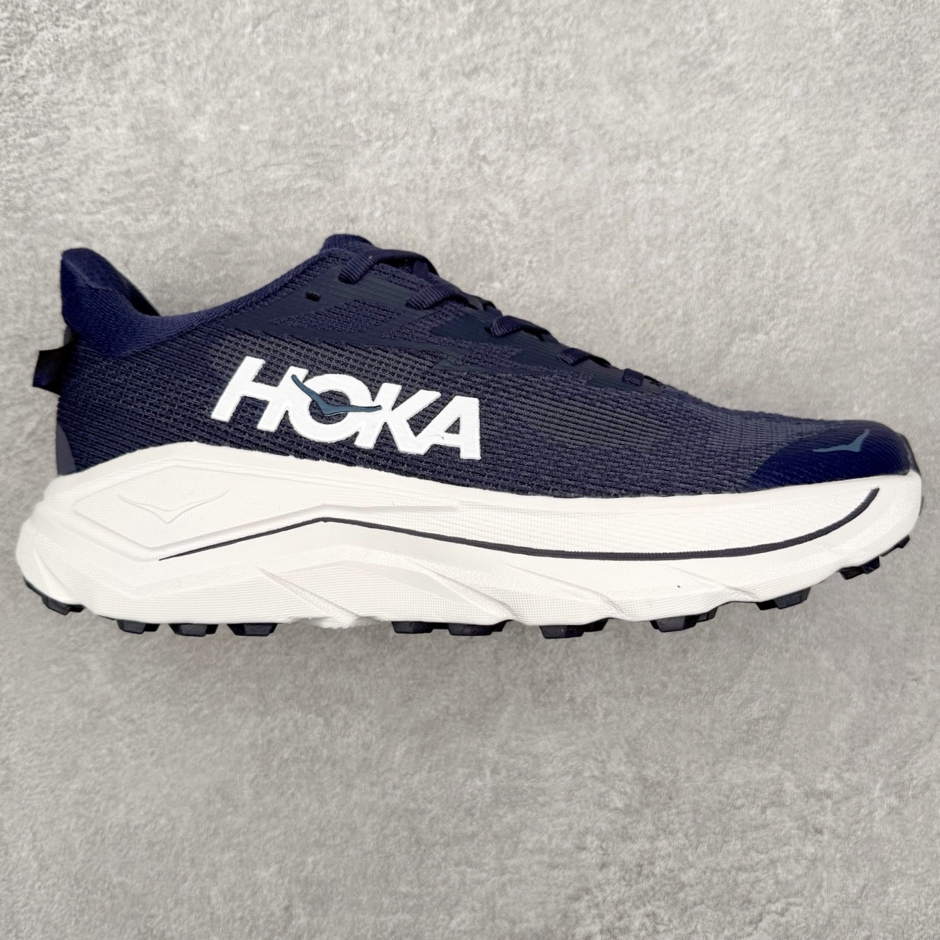 HOKA ONE ONE Challenger ATR 8 挑战者八代轻便耐磨防滑跑步鞋 新一代Challenger泡棉中底减重10% 增加3mm强化缓震、打造Q弹脚感 后跟采用延伸设计 加强跟腱保护、便于穿脱 搭配环保工程网布增加透气、短靴细节防止碎石进入 重新设计的大底以轮胎刻纹为灵感 以更密集的全大底水波刻纹 搭配加大面积的高耐磨橡胶与4mm大刻纹设计 增加整体抓地力与稳定性 尺码：36 36.5 37.5 38 38.5 39 40 40.5 41 42 42.5 43 44 44.5 45-选品中心