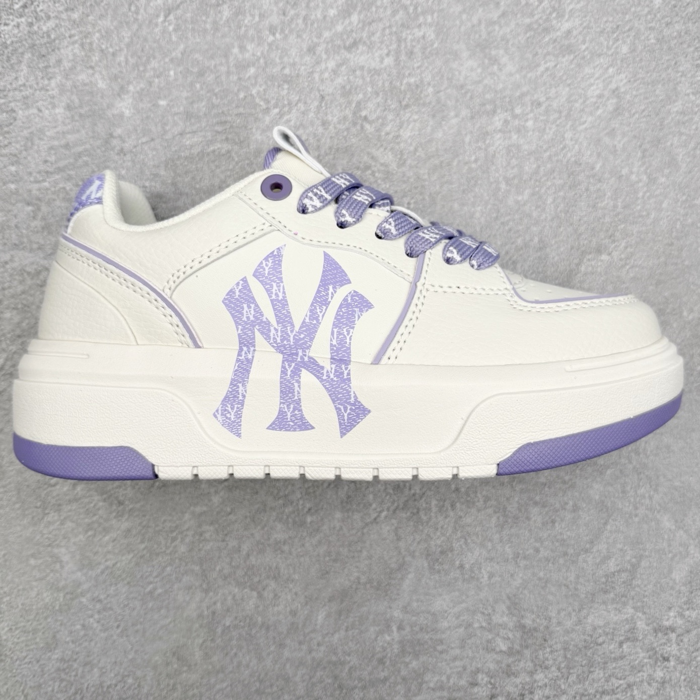 MLB Chunky Liner Basic 复古印花学长鞋系列低帮轻量增高厚底百搭休闲运动慢跑鞋板鞋 Korea韩国联名NY美国榄球纽约洋基队限定 韩国代购专供 全套原楦原纸板原厂数据开发 正确中底拉帮中底网布细节 平台代购专供 左脚内置芯片 韩国代购吊牌标贴 独家一比一RB+MD组合大底 高频后跟小人Logo精准对位立体饱满 正确网布加超迁鞋面 转印中底走线紧密 转印Logo工艺表层防刮不掉色 尺码：35 36 36.5 37.5 38 38.5 39 40 40.5 41 42 42.5 43 44 45-选品中心