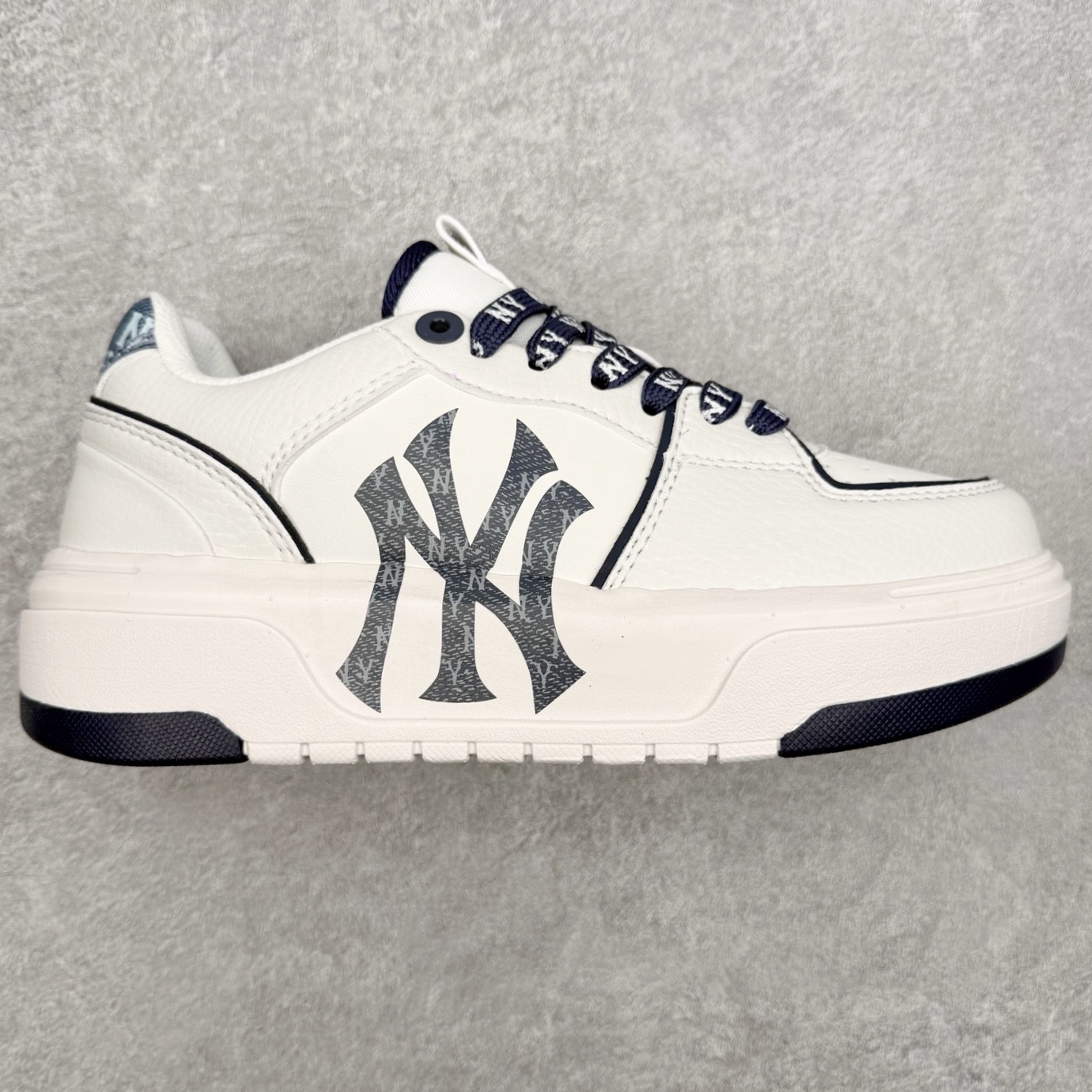 MLB Chunky Liner Basic 复古印花学长鞋系列低帮轻量增高厚底百搭休闲运动慢跑鞋板鞋 Korea韩国联名NY美国榄球纽约洋基队限定 韩国代购专供 全套原楦原纸板原厂数据开发 正确中底拉帮中底网布细节 平台代购专供 左脚内置芯片 韩国代购吊牌标贴 独家一比一RB+MD组合大底 高频后跟小人Logo精准对位立体饱满 正确网布加超迁鞋面 转印中底走线紧密 转印Logo工艺表层防刮不掉色 尺码：35 36 36.5 37.5 38 38.5 39 40 40.5 41 42 42.5 43 44 45-选品中心