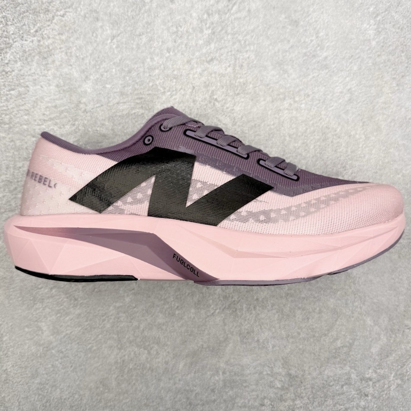 NEW BALANCE Rebel FuelCell Rebel V4 SuperComp Elite 精英版内置碳板 舒适时尚织物减震耐磨低帮马拉松轻量化跑步鞋 NB新百伦于 2019 年夏天首次发布了 Rebel 在制鞋业仍在向强调能量回报的弹力泡沫转变的时候 Rebel 确实是一个叛逆者 快进到 2024 年 Rebel v4 承诺通过重新配制的中底化合物和更高的堆叠高度提供更轻、更有弹性的跑步体验 就像New Balance SC Elite v4一样 Rebel v4 提供了完全重新设计的中底化合物 最新的混合物将 New Balance 专有的 FuelCell 泡沫（TPU 和 EVA 的混合物）与 PEBA 泡沫相结合 带来更弹跳的跑步体验 PEBA是一种超轻 高性能的泡沫 通常出现在镀碳超级鞋中 New Balance Rebel v4、ASICS Novablast 4和Brooks Hyperion Max都是精力充沛的无电镀运动鞋 在速度锻炼和快节奏中大放异彩 这三款鞋都依靠它们的中底泡沫和轻微的摇杆形状来创造一种向前滚动的感觉 而且虽然这些鞋子在堆叠高度和重量方面各不相同 但它们提供了相似的软硬比例 有足够的流行力来加快步伐 尺码：36 37 37.5 38 38.5 39.5 40 40.5 41.5 42 42.5 43 44 45-选品中心