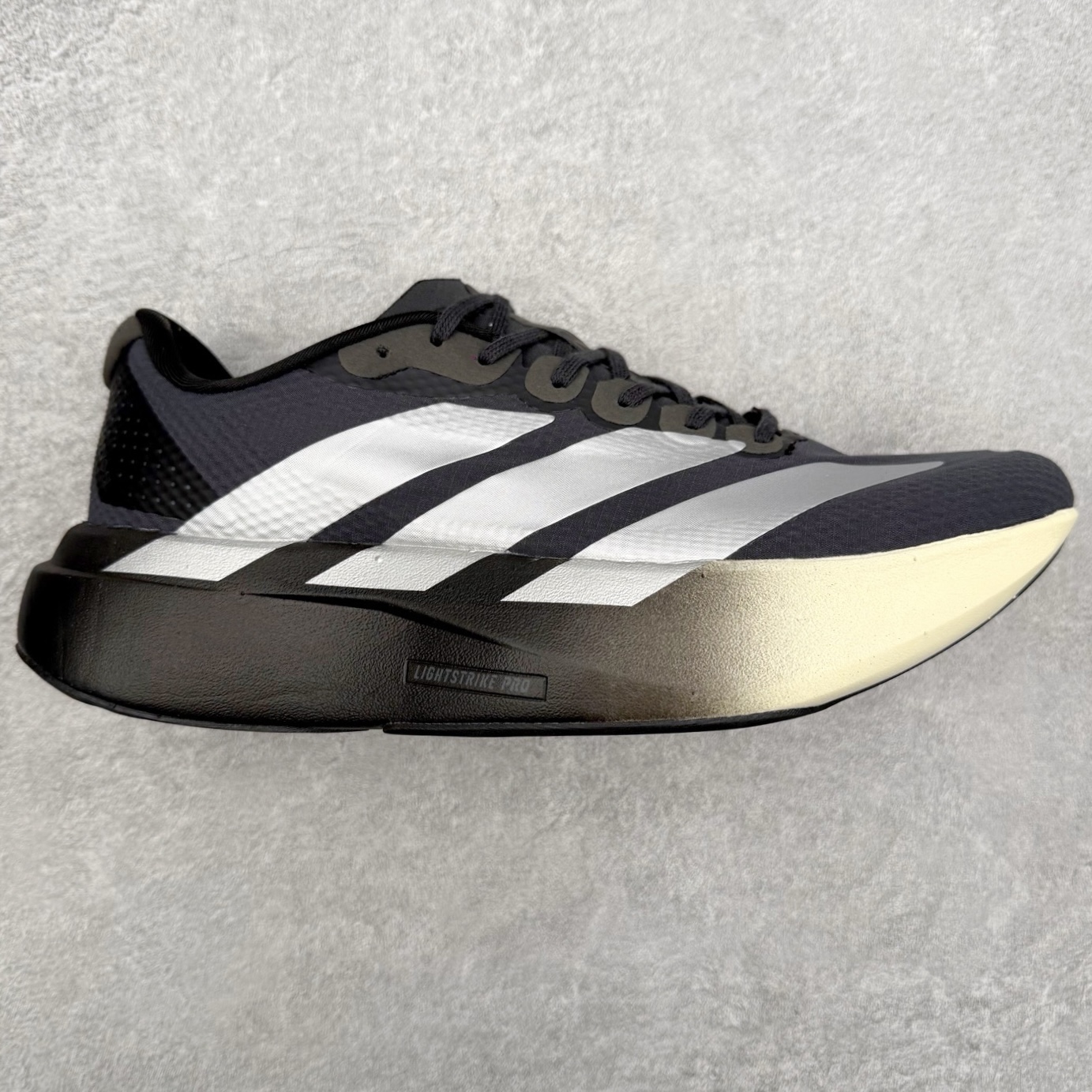 AD Adizero EVO SL 2 马拉松竞速专业跑鞋 CELERMESH针织网面非常轻薄 纤维间的缝隙很大 可以保证跑步时的透气、排汗效果 鞋舌直接与两侧的内衬和鞋底连接在一起 在跑步过程中不会被鞋舌的左右移动所困扰 在标准鞋带孔的基础上再拓宽一组鞋带孔 适合不同脚型的需求 突破性 EnergyRods 技术，有助于跑者实现更好的成绩 中底独特的LIGHTSTRIKE PRO泡棉材质 微弹感觉在跑步过程中给予了良好的支撑体验 对于顶级精英和高水平进阶跑者来说 ADIOS PRO是一双值得信赖的竞速比赛用鞋 尺码：36 36.5 37.5 38 38.5 39 40 40.5 41 42 42.5 43 44 44.5 45-选品中心