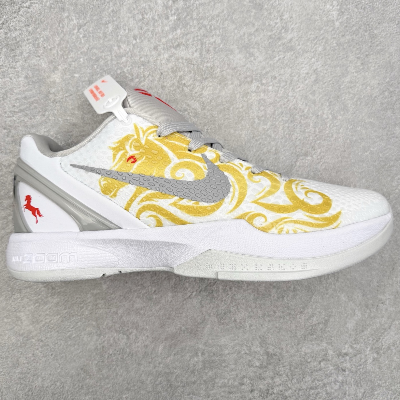 NK Zoom Kobe 6 Protro 科比六代实战篮球鞋 马年定制CYN配色 Eric Avar 这一次在设计中将轻盈发挥到了极致 鞋面采用了更加轻盈、更加强韧的创新的Flywire 2.0技术 球鞋重量更加轻质 重量仅为10.6盎司 内靴设计也使得穿着更加舒适 中底的配置则依日是可靠的zoom气垫和碳板的搭配 外底有个小细节令人十分喜欢 将纹路做成了心电图状 寓意科比对于篮球的喜爱 尺码：40 40.5 41 42 42.5 43 44 44.5 45 46-选品中心