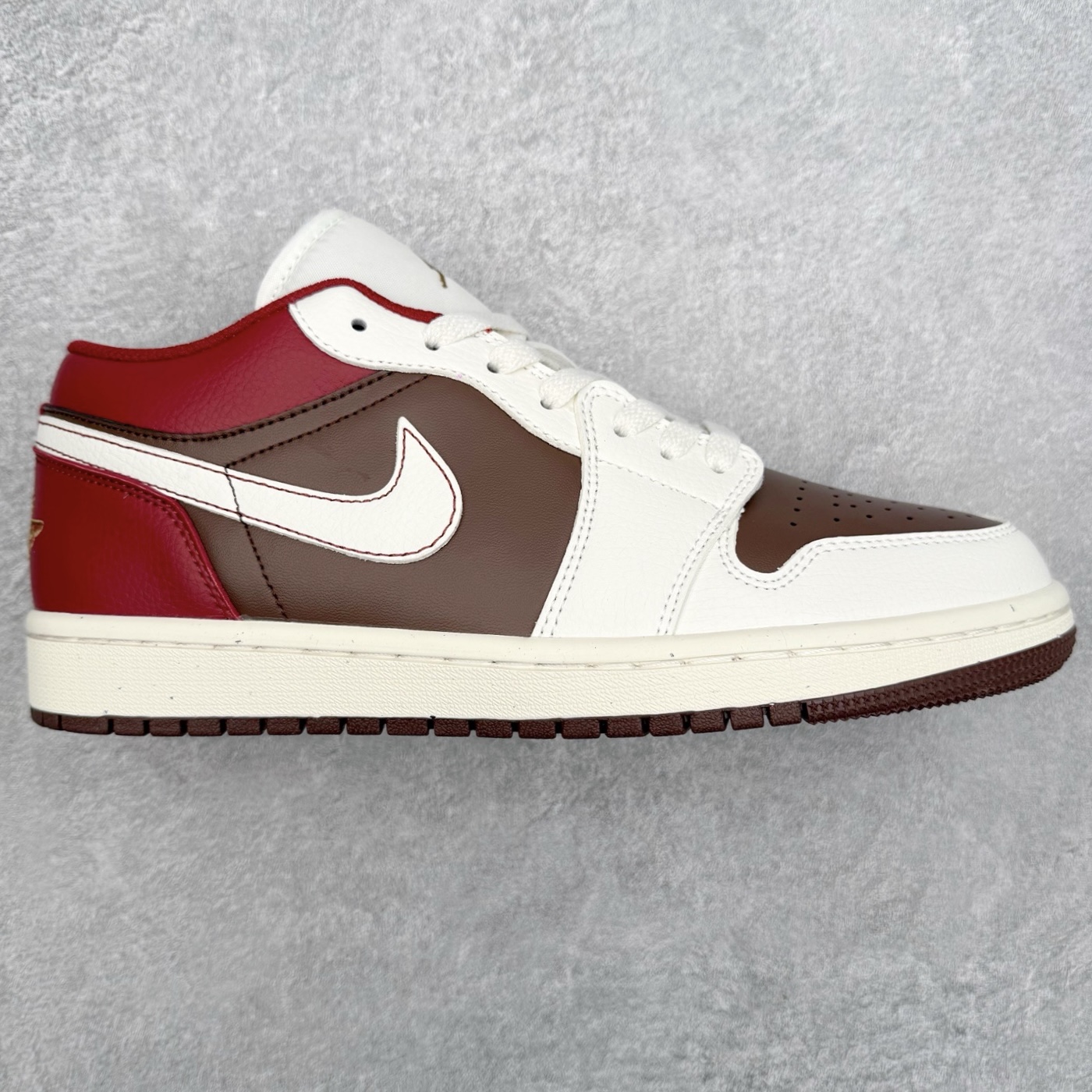 ＃K版 Air Jordan AJ1 Low 低帮 IR7600-211 全新流水线出品 DT版本唯一平替选择 市场第二梯队最强版 全部原鞋开发 原楦原纸板开发 全鞋电脑针车 原厂内置全掌气垫 原盒内在原标 唯一Zp原版鞋带绑法 免检产品 全新2022版型 全头层皮料 完美零毛边处理 原厂配置全掌气垫 价格定位良心 几十个配色陆续出货 实拍调校N版已经零色差零失真 百分百还原实物色彩所见即所得 不存在货不对板色差等低级问题 选购参考实物拍摄 不混卖不参货 只用心做好货严格选品 承诺混一赔十 尺码：36 36.5 37.5 38 38.5 39 40 40.5 41 42 42.5 43 44 44.5 45-选品中心