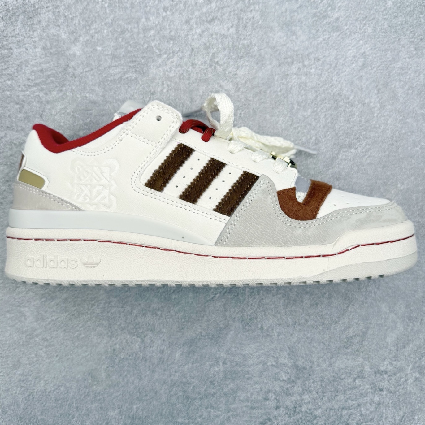 AD Forum 84 Low OG 低帮百搭潮流休闲运动板鞋 KJ8751 以复古篮球鞋的外形为基础 采用皮革拼接 简约百搭 更加贴合舒适 中底内侧网格造型起到点睛之笔 外底橡胶 更显复古 尺码：36 36.5 37.5 38 38.5 39 40 40.5 41 42 42.5 43 44 44.5 45-选品中心