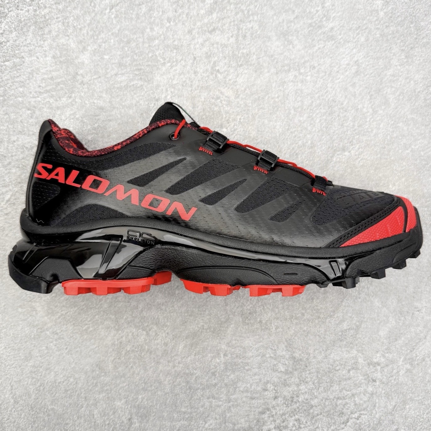 ＃GD Salomon XT-4 OG Advanced 萨洛蒙系列低帮城市越野机能透气休闲运动鞋 马年限定黑红 鞋舌处附有迷你网眼袋收纳鞋绳以及下方的多色 Logo 标签 接着搭载奶油色 ACS 技术中底以及金色 TPU 塑料部件提升鞋款耐用性 中底与鞋面之间饰有海蓝色条状细节有效增添鞋款层次 最后应用黑色 Contragrip Chevron 外底完成鞋款设计 这次配色颇为高调 两款配色均以绚丽的渐变设计呈现 一款以粉紫渐变主打 另一款以黄绿渐变呈现 视觉效果相当吸睛 鞋面的使用玻璃纤维覆盖物加固 并通过细绳扣系带系统进行锁定 Salomon 的品牌logo 出现在脚后跟和前掌部位 中底虽然偏薄 但非常耐用 与模压塑料ACS 框架以及致密AC2 Muscle 鞋底单元结合 能够提供出色的支撑力和缓冲性 尺码：36 36.5 37.5 38 38.5 39 40 40.5 41 42 42.5 43 44 44.5 45-选品中心