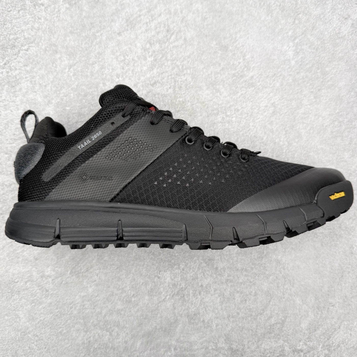 MYSTERY RANCH x Danner 丹纳 Trail 2650 跑步登山徒步反毛皮织物减震防滑耐磨防水透气低帮跑步鞋 鞋面采用反毛皮与织物拼接，兼具防水与透气性能。低帮设计搭配系带闭合，行走灵活不束缚。鞋底侧重防滑耐磨，搭配减震功能，适合户外复杂路况。OrthoLite鞋垫能缓解长时间运动疲劳，黑橙配色经典且富有活力。 尺码：35 36 37 38 39 40 41 42 43 44 45-选品中心