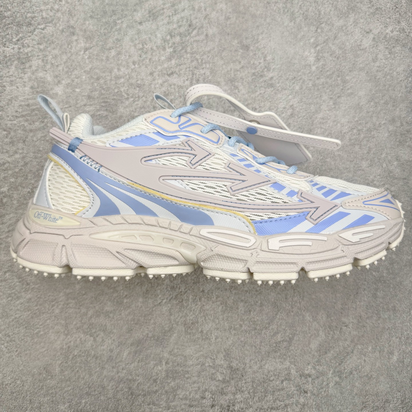 ＃KX Off-White 2024年OW最新款跑鞋 #百分百原盒正确版 原楦原纸板数据开发 4层分离大底#鞋面采用3d立体打印和多种材料拼接而成#防滑耐磨透气性轻便跑鞋 作为曾经爆火 并且定位奢潮领域的标志性品牌 Off-White 仍需要不断更新符合当下潮流时尚的复古运动鞋款，以期收获基本盘消费者的关注 此次更新的 Off-White 新款运动鞋将经典复古老爹鞋细节设计更加夸张化 并将标志性箭头设计置于显著位置 除此之外 整个系列的色彩搭配也可谓纷繁多样 总有一款适合你 Off-White最新运动鞋款估计将在未来几个月登陆品牌专柜 喜欢的朋友切莫错过 尺码：36 37 38 39 40 41 42 43 44 45 46 47-选品中心