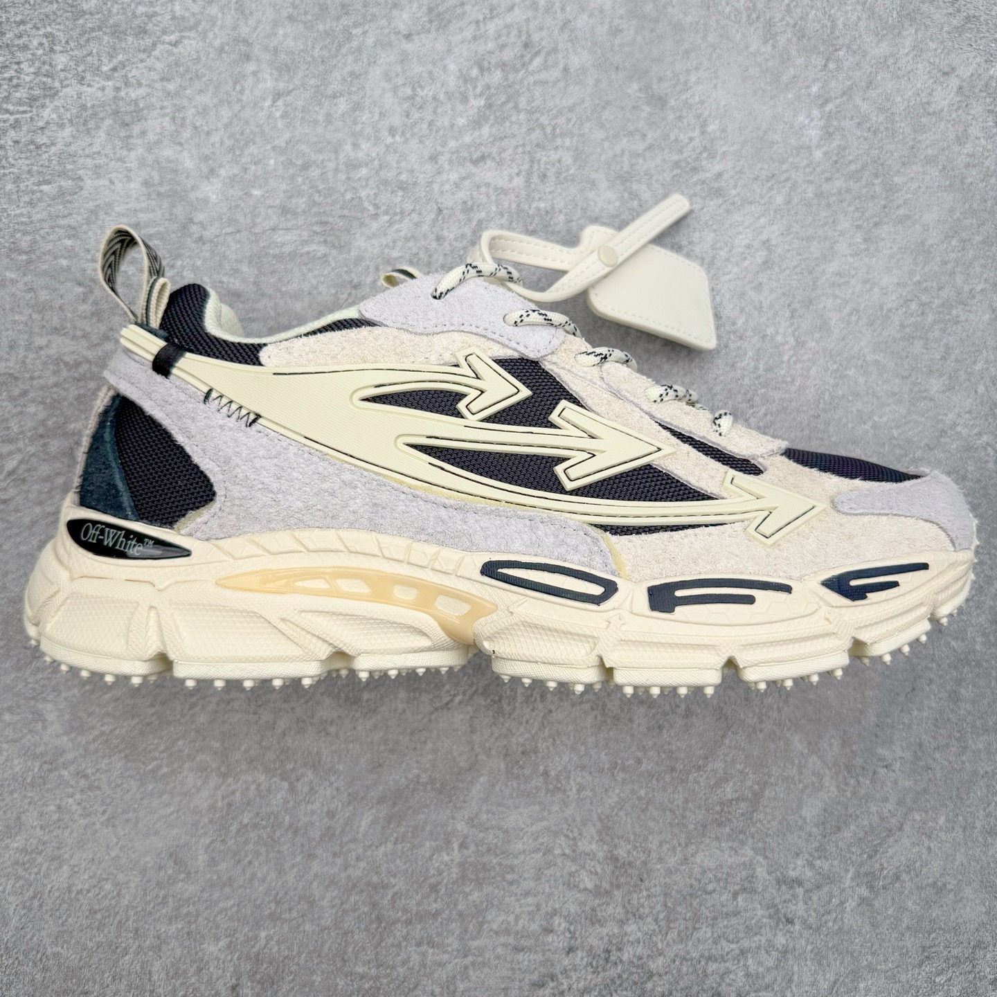 ＃KX Off-White 2024年OW最新款跑鞋 #百分百原盒正确版 原楦原纸板数据开发 4层分离大底#鞋面采用3d立体打印和多种材料拼接而成#防滑耐磨透气性轻便跑鞋 作为曾经爆火 并且定位奢潮领域的标志性品牌 Off-White 仍需要不断更新符合当下潮流时尚的复古运动鞋款，以期收获基本盘消费者的关注 此次更新的 Off-White 新款运动鞋将经典复古老爹鞋细节设计更加夸张化 并将标志性箭头设计置于显著位置 除此之外 整个系列的色彩搭配也可谓纷繁多样 总有一款适合你 Off-White最新运动鞋款估计将在未来几个月登陆品牌专柜 喜欢的朋友切莫错过 尺码：36 37 38 39 40 41 42 43 44 45 46 47-选品中心