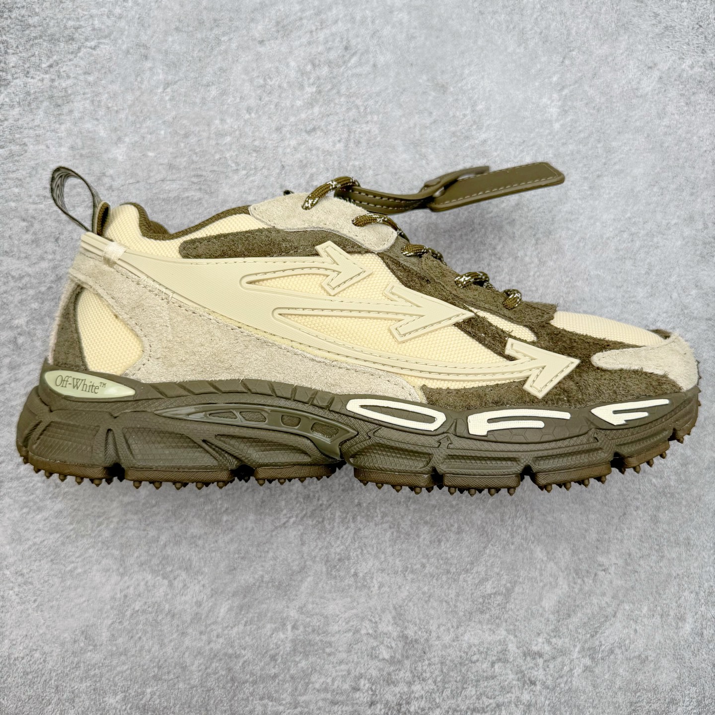 ＃KX Off-White 2024年OW最新款跑鞋 #百分百原盒正确版 原楦原纸板数据开发 4层分离大底#鞋面采用3d立体打印和多种材料拼接而成#防滑耐磨透气性轻便跑鞋 作为曾经爆火 并且定位奢潮领域的标志性品牌 Off-White 仍需要不断更新符合当下潮流时尚的复古运动鞋款，以期收获基本盘消费者的关注 此次更新的 Off-White 新款运动鞋将经典复古老爹鞋细节设计更加夸张化 并将标志性箭头设计置于显著位置 除此之外 整个系列的色彩搭配也可谓纷繁多样 总有一款适合你 Off-White最新运动鞋款估计将在未来几个月登陆品牌专柜 喜欢的朋友切莫错过 尺码：36 37 38 39 40 41 42 43 44 45 46 47-选品中心